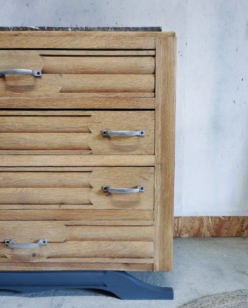 Chest of drawers in wooden foot mustache