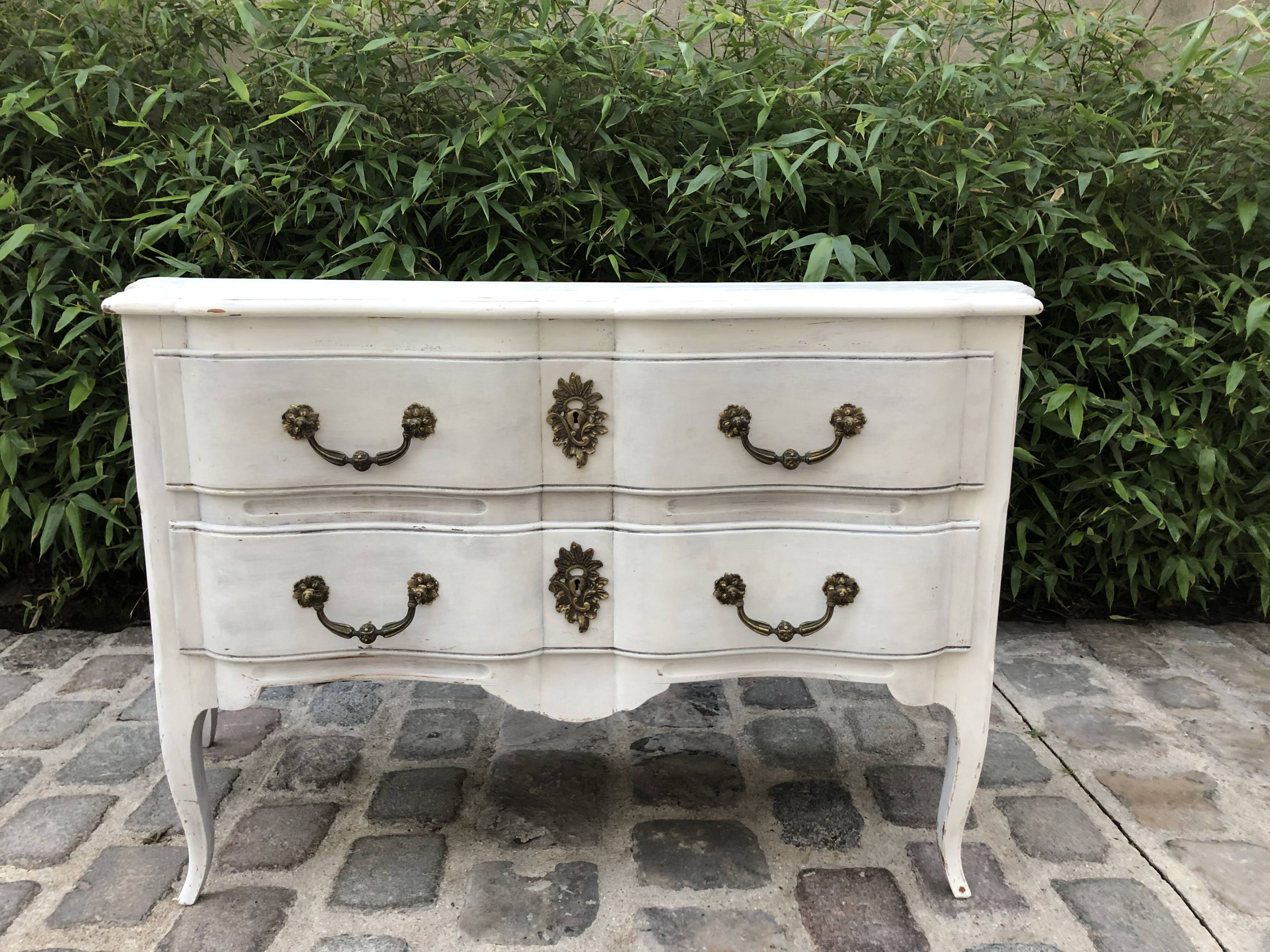 Commode blanche de style Louis XV