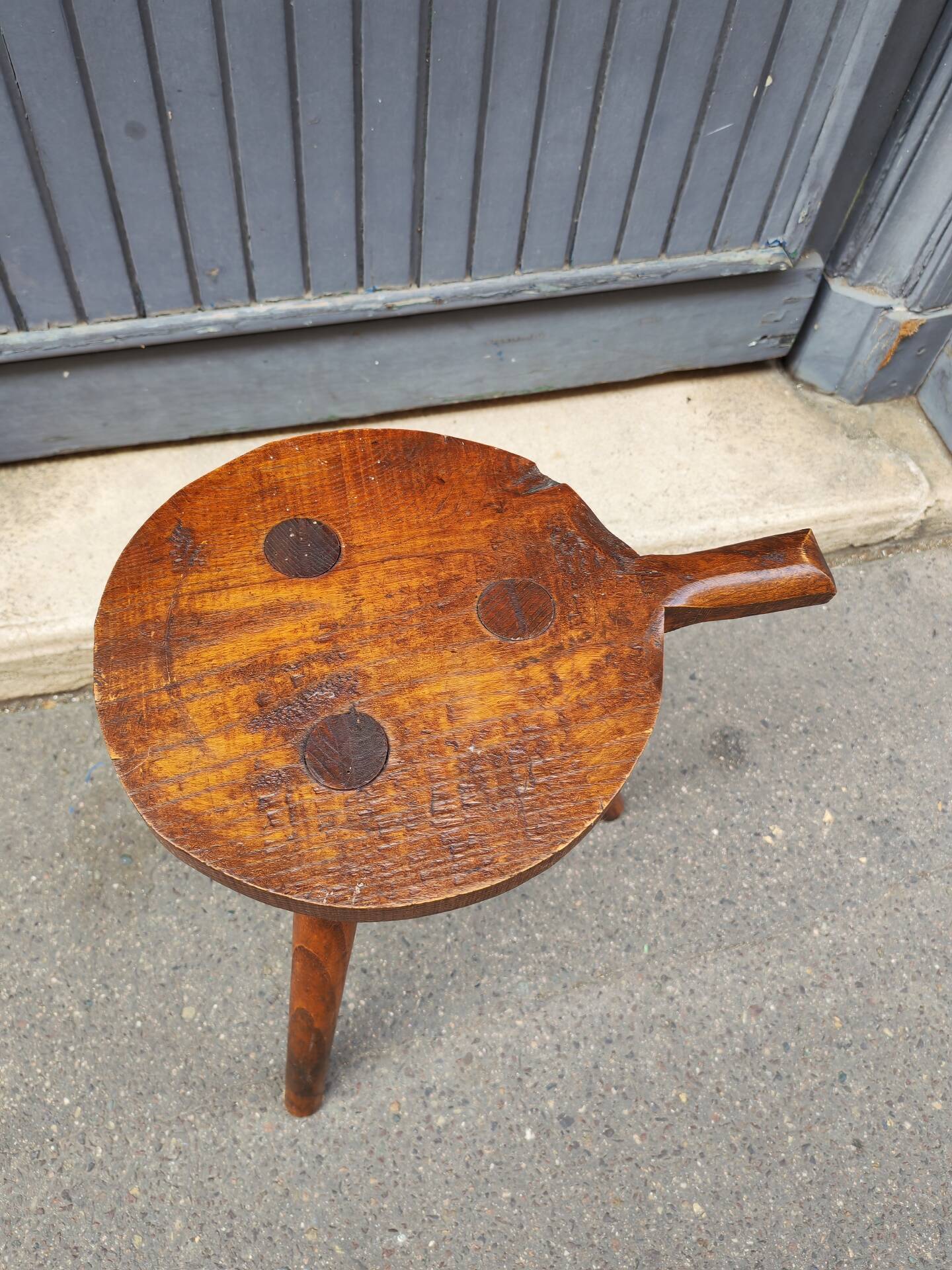 Tabouret tripode ancien  en chêne massif art populaire 