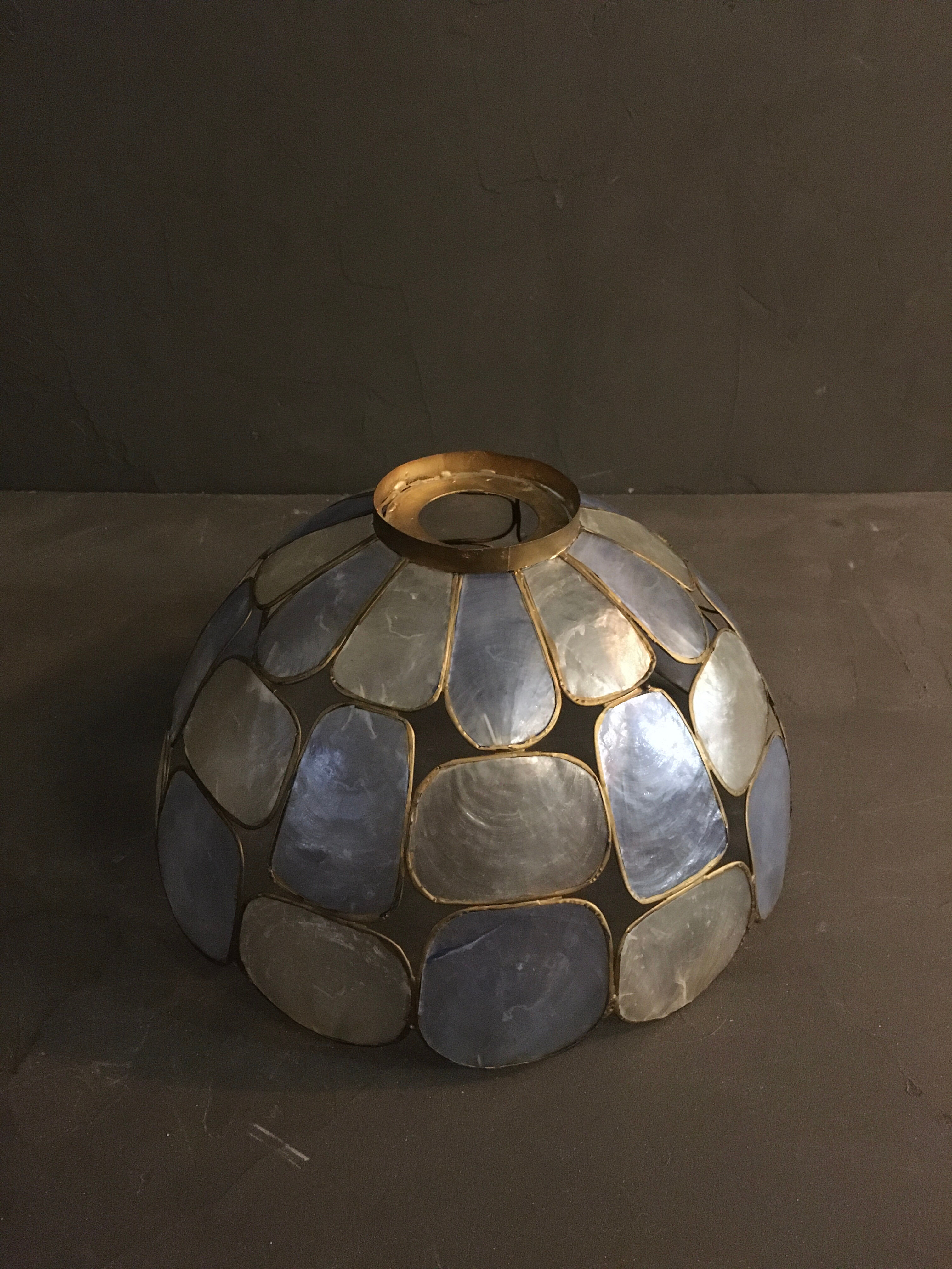 Blue mother-of-pearl hanging lamp
