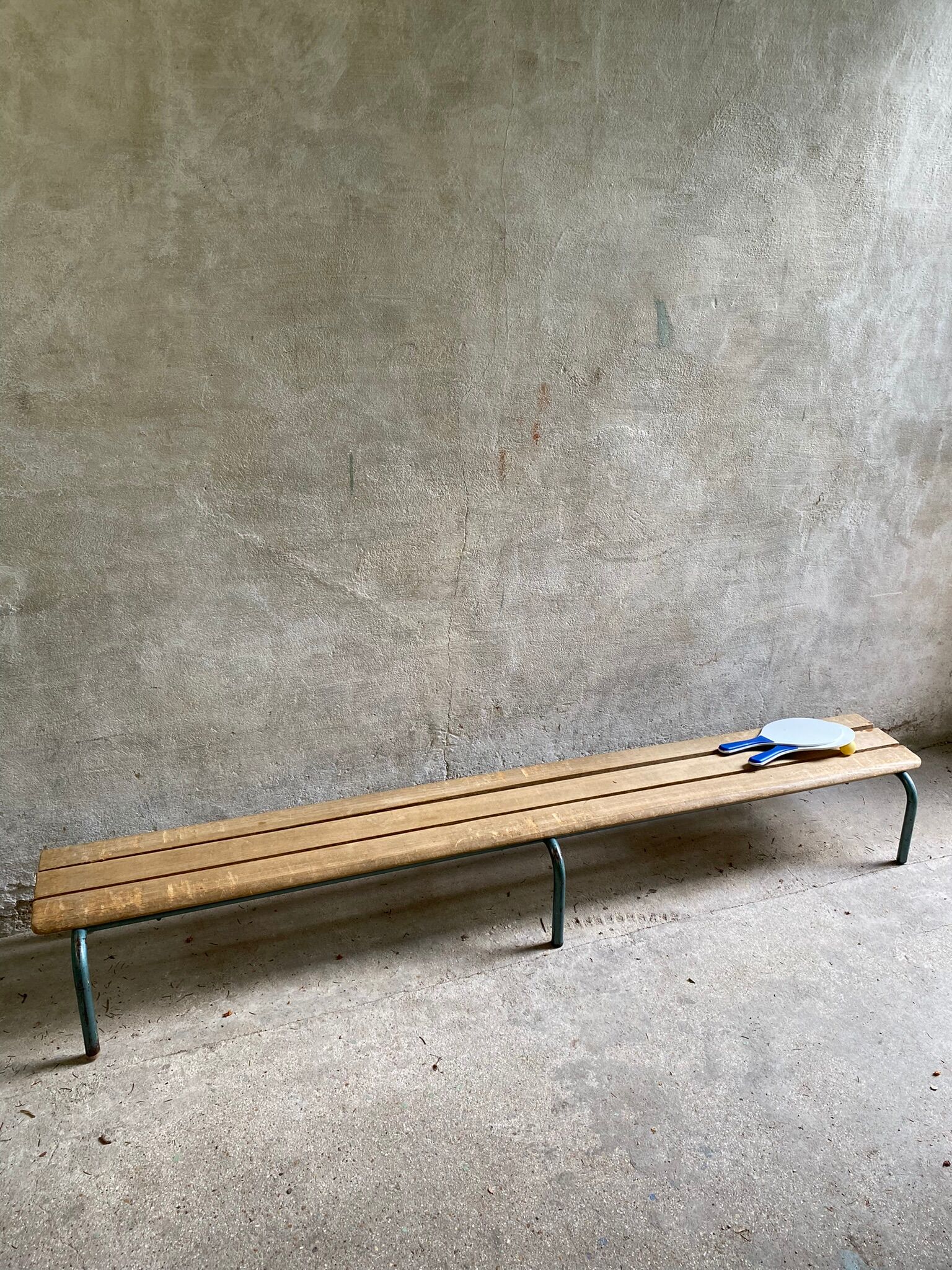 Vintage wood kindergarten bench and tubular structure in Long lacquered metal. 2m / High. 25 cm