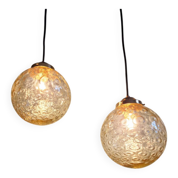 Duo de suspensions en verre bullé ambré, années 70