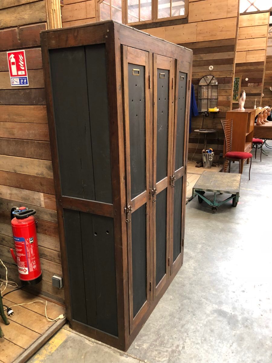 Ancien vestiaire d'usine en bois
