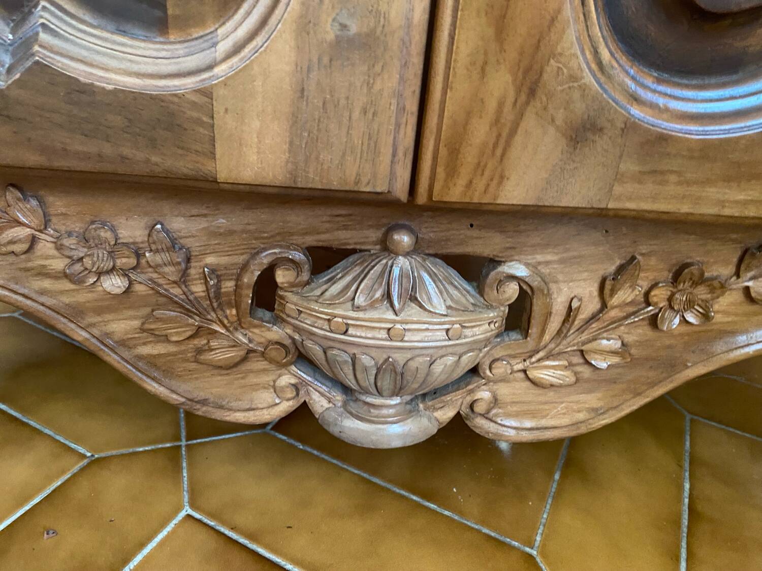 Provençal walnut TV cabinet