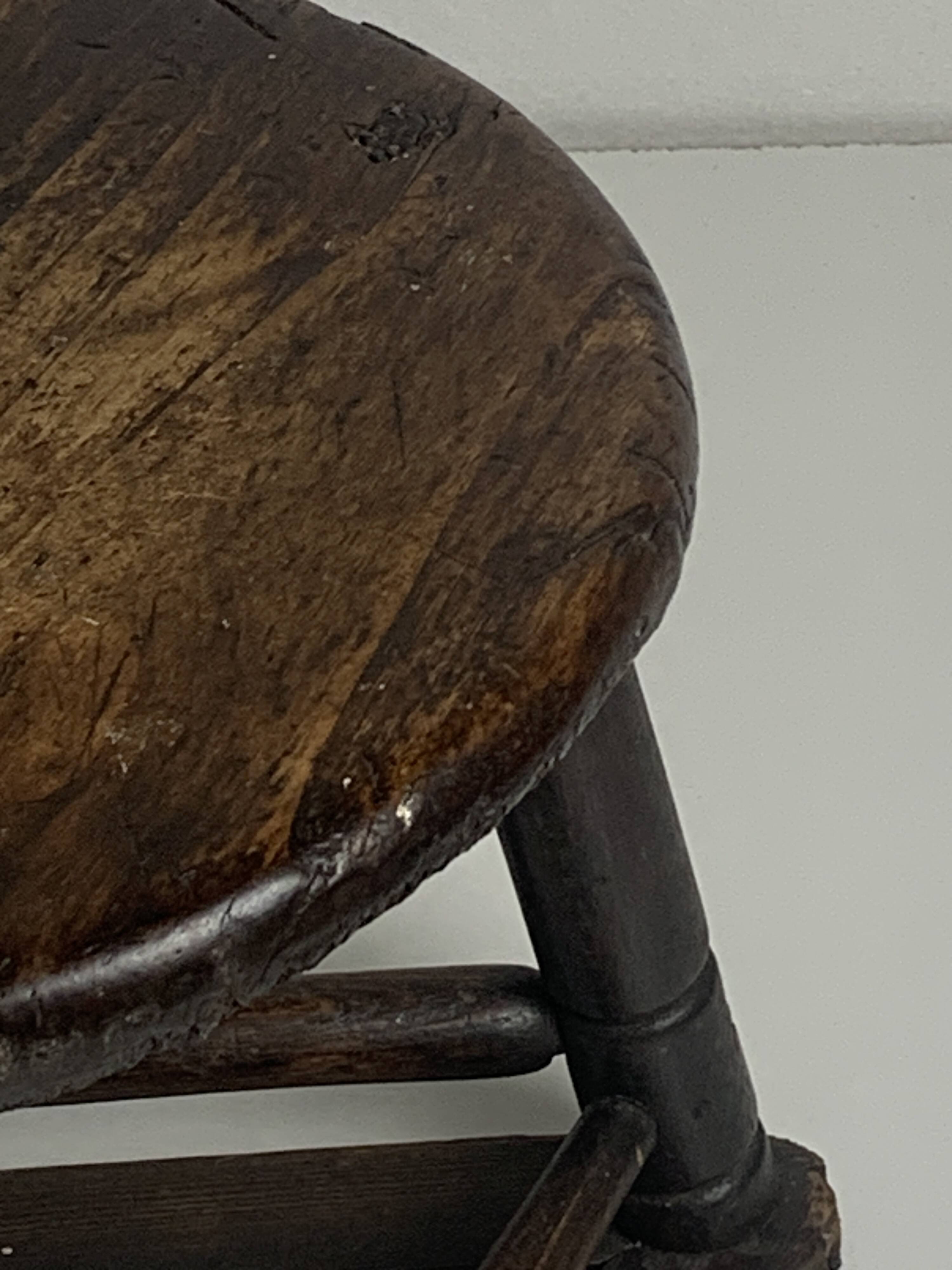 Tabouret tripode en bois ancien pour couteliers, bijoutiers et ouvriers