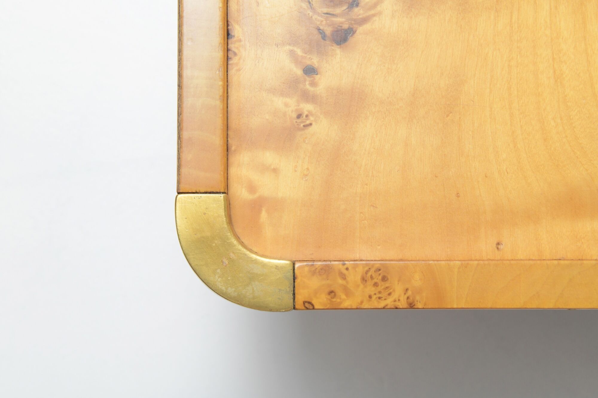 Coffee table & cigar box in burlwood & golden messing box, Italy