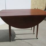 Round table with 6 spindle legs in mahogany, extendable