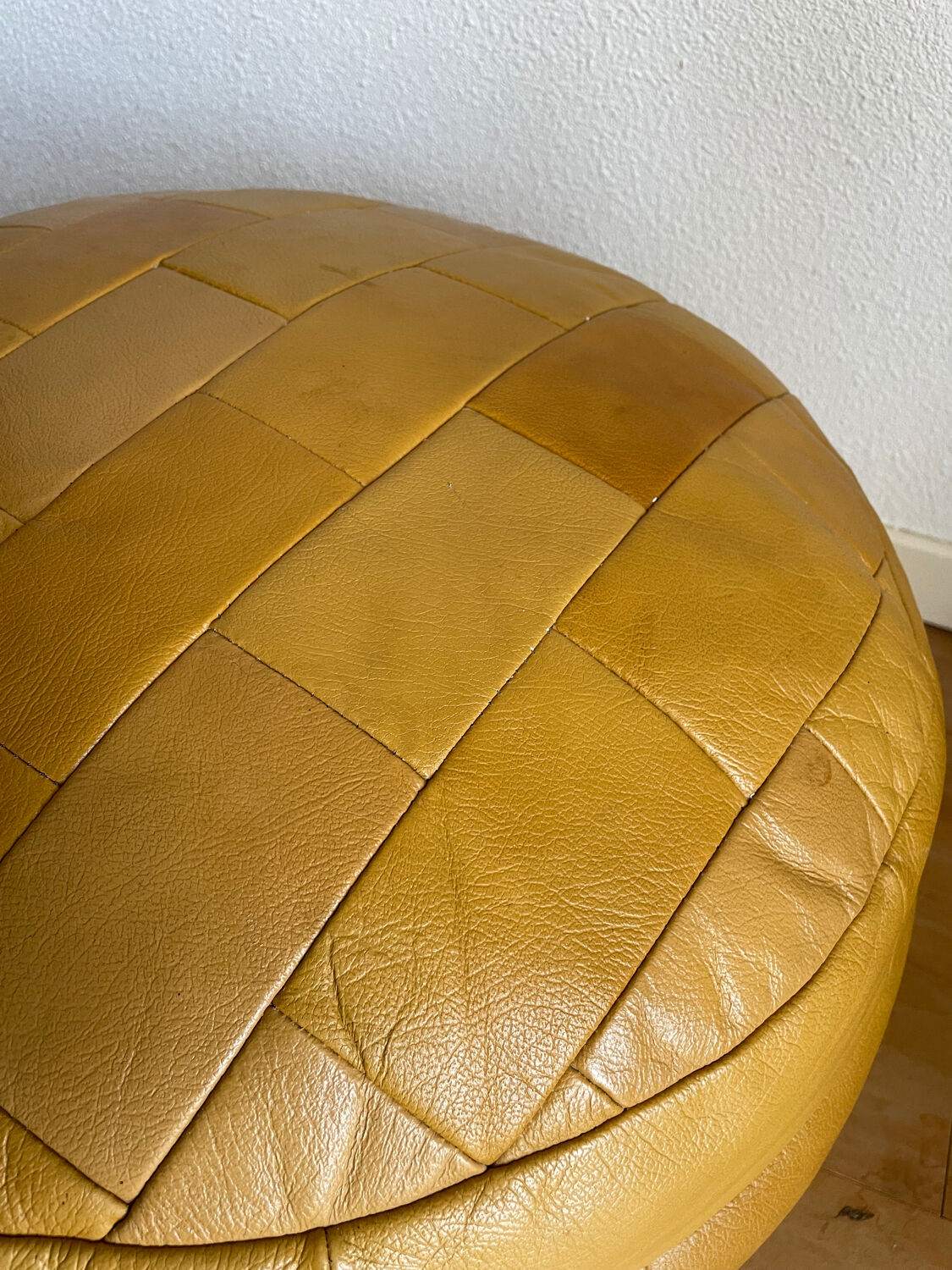 2 poufs moutarde patchwork en cuir de Sède