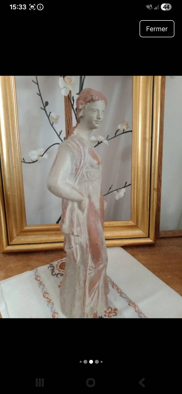 Statuette Louvre Museum Tanagra