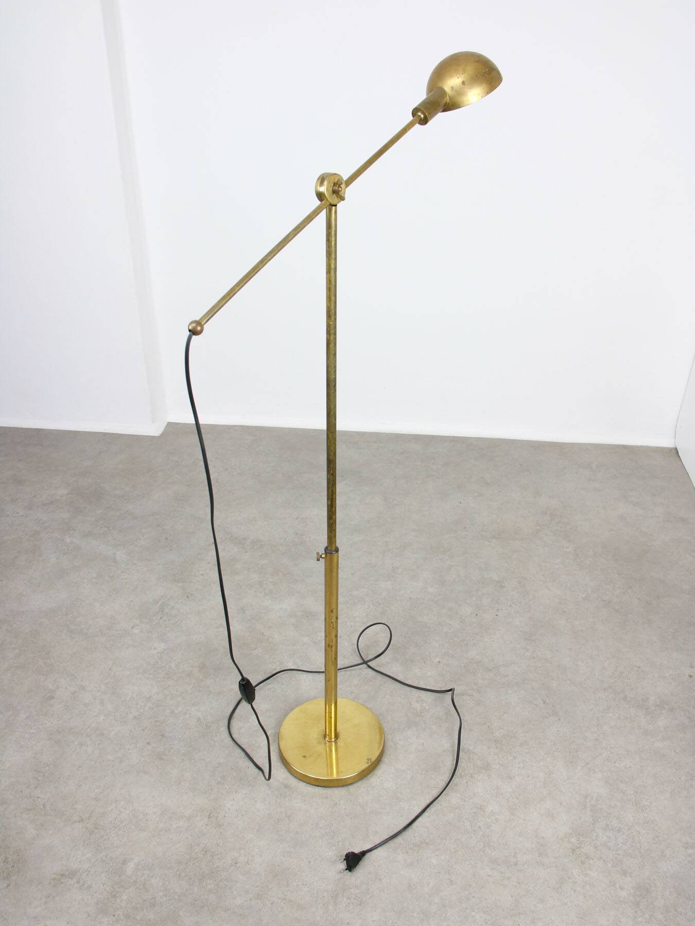 Lampadaire réglable en laiton du milieu du siècle