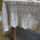 Dessus de lit / nappe / rideau ancien en crochet