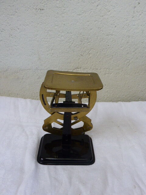 Weighs bilateral vintage metal letter 1940