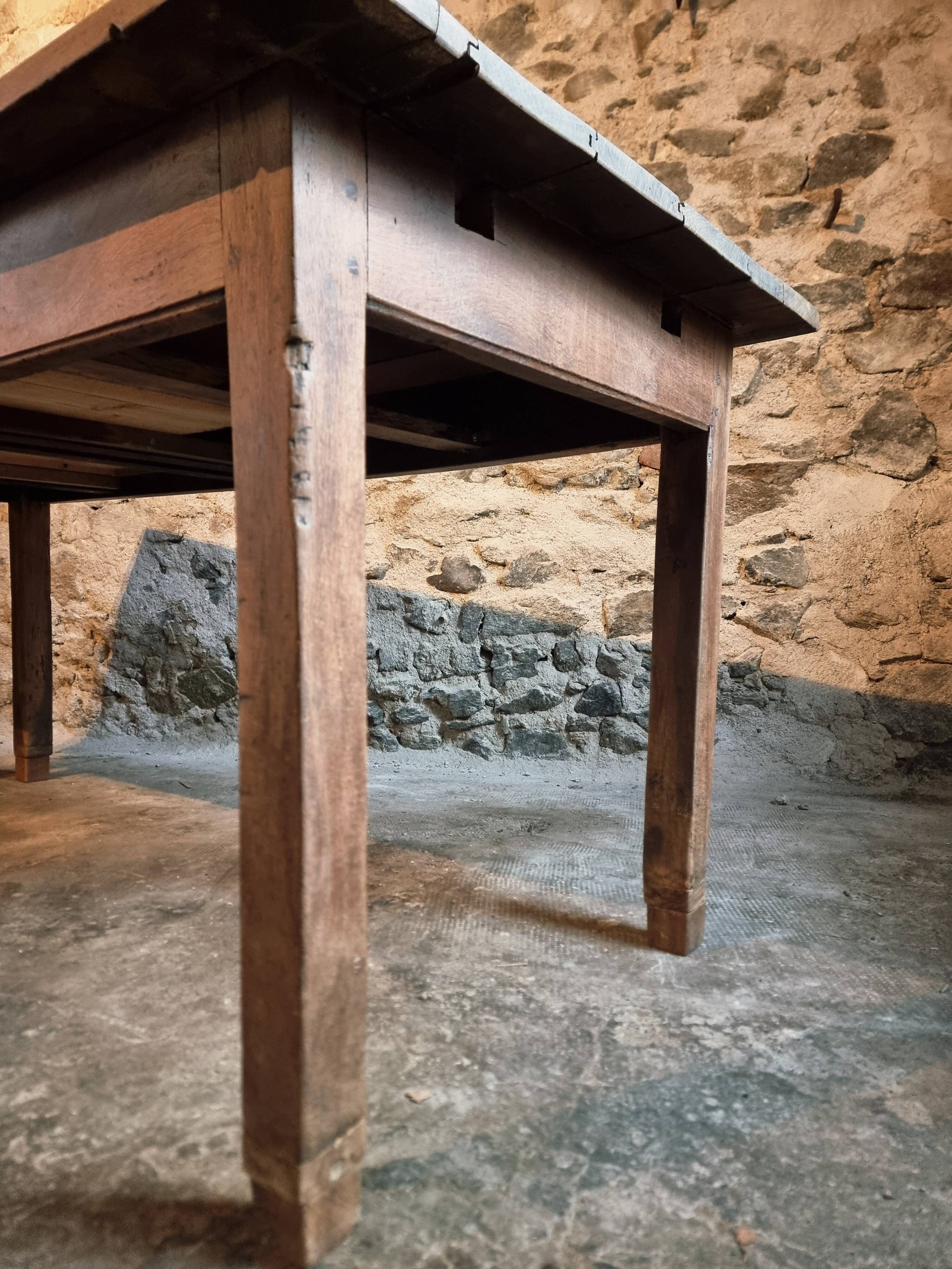 Table de ferme française ancienne en chêne avec deux tiroirs — XIXe siècle