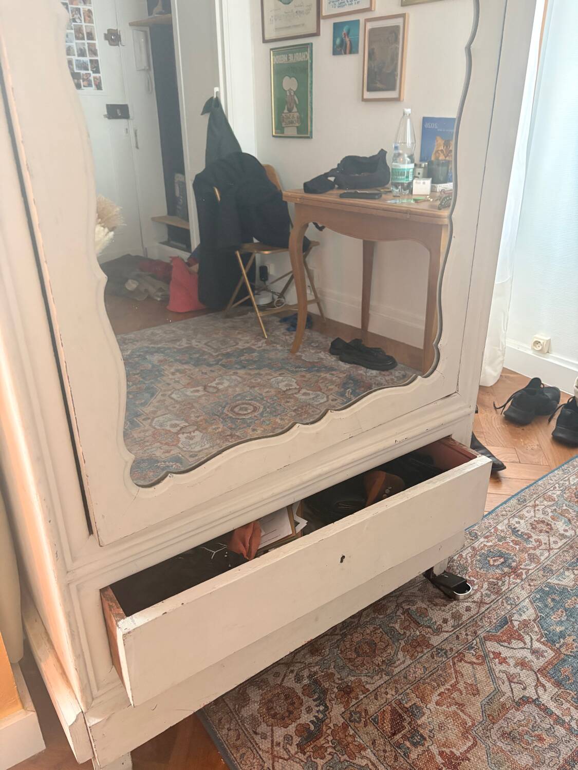 Armoire blanche – Bonbonnière parisienne avec miroir – À rénover