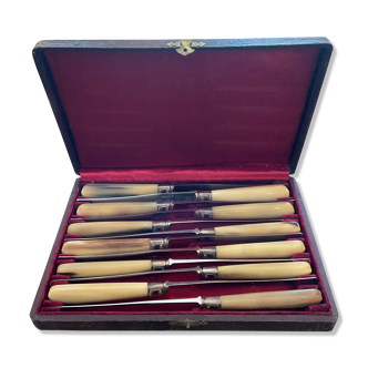 12 table knives. Horn handle