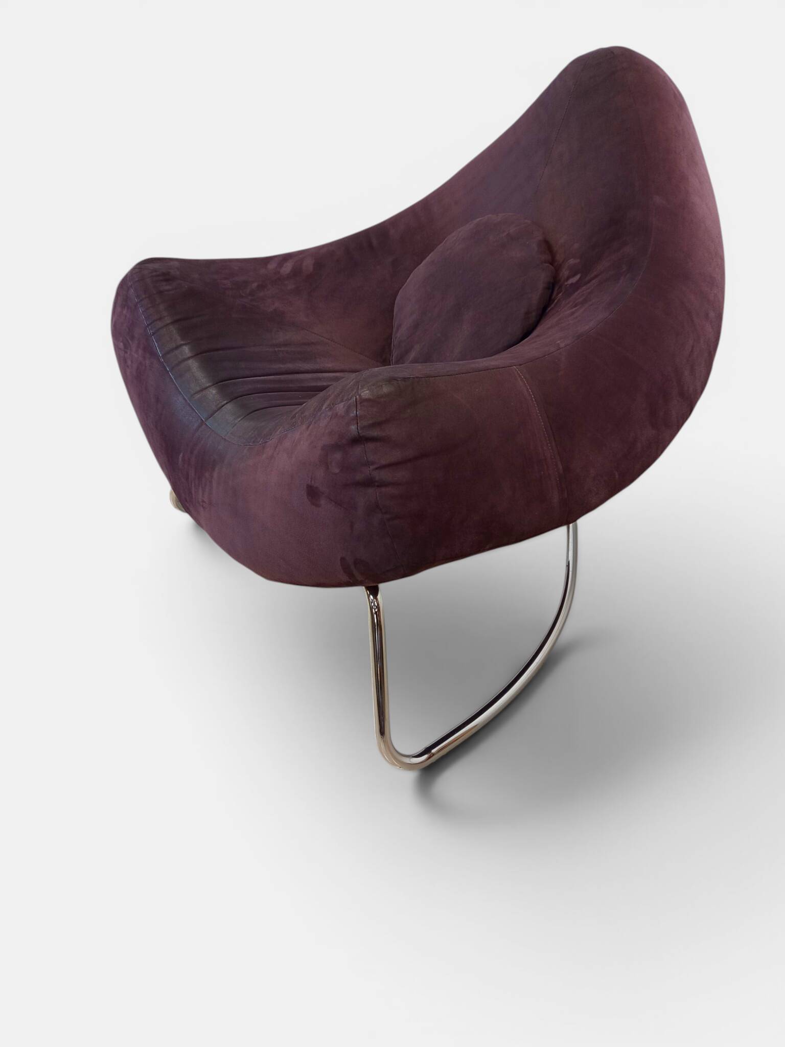 Fauteuil triangulaire "Chili" par Paul Falkenberg – Alcantara Chocolat
