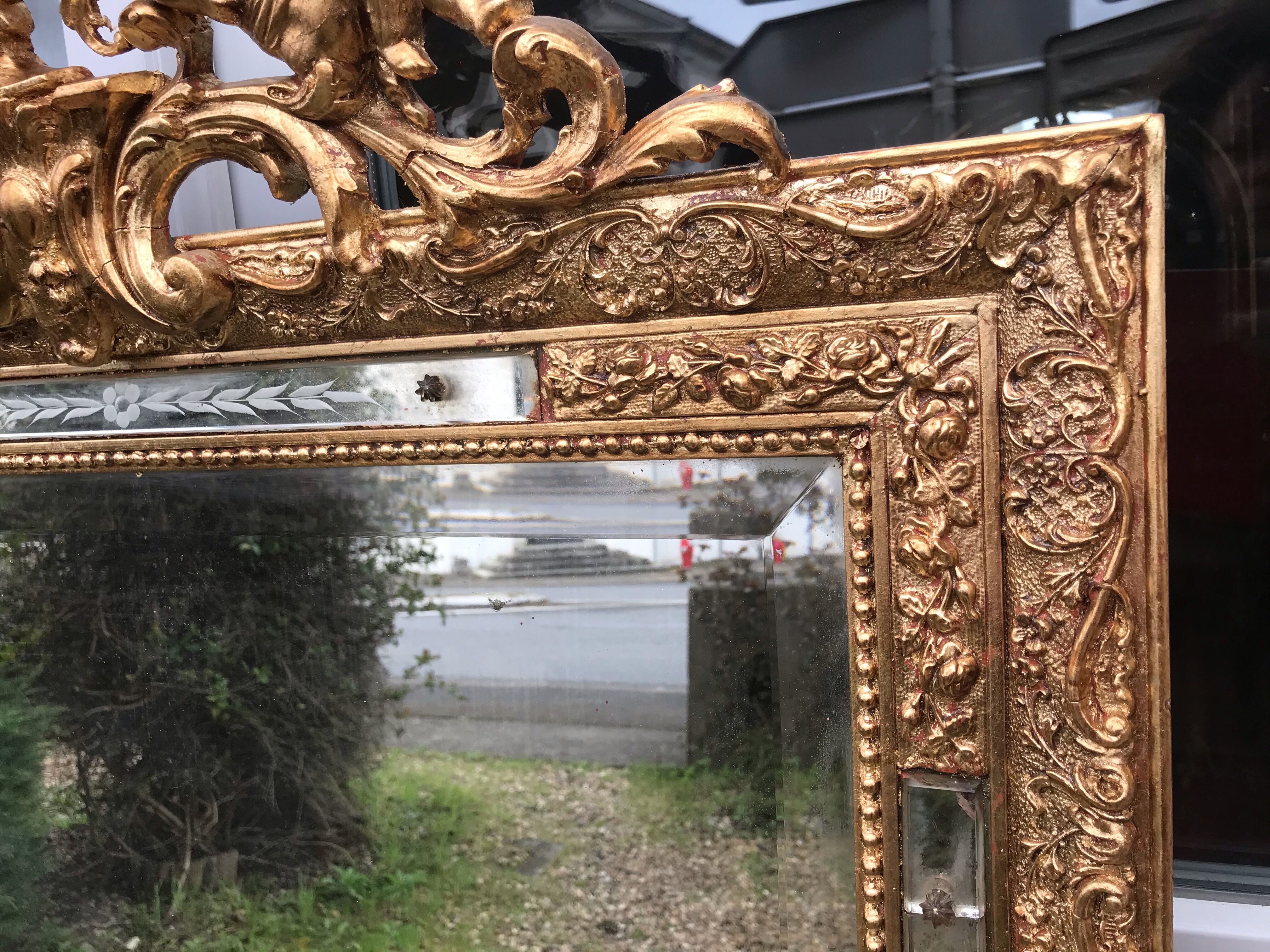 Golden mirror with pediment 134 x 77 cm