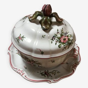 Tureen with its display moustiers