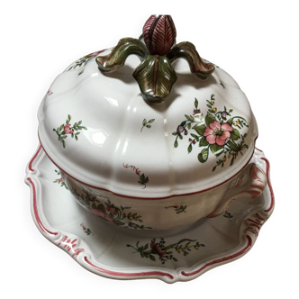 Tureen with its display moustiers