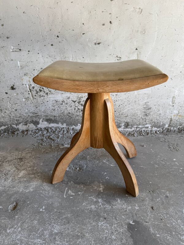 Tabouret vintage en bois naturel avec assise en similicuir jaune clair et piètement évasé croisé