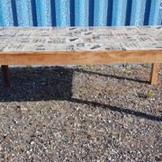 Table à manger en teck avec plateau illustré