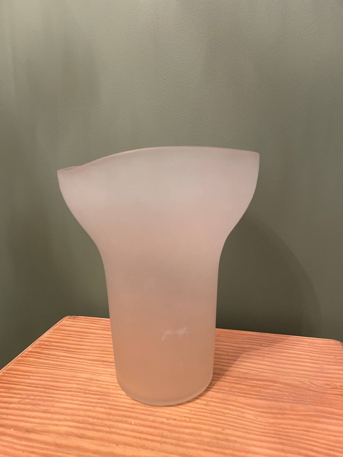 Vase adymetrique en verre opque