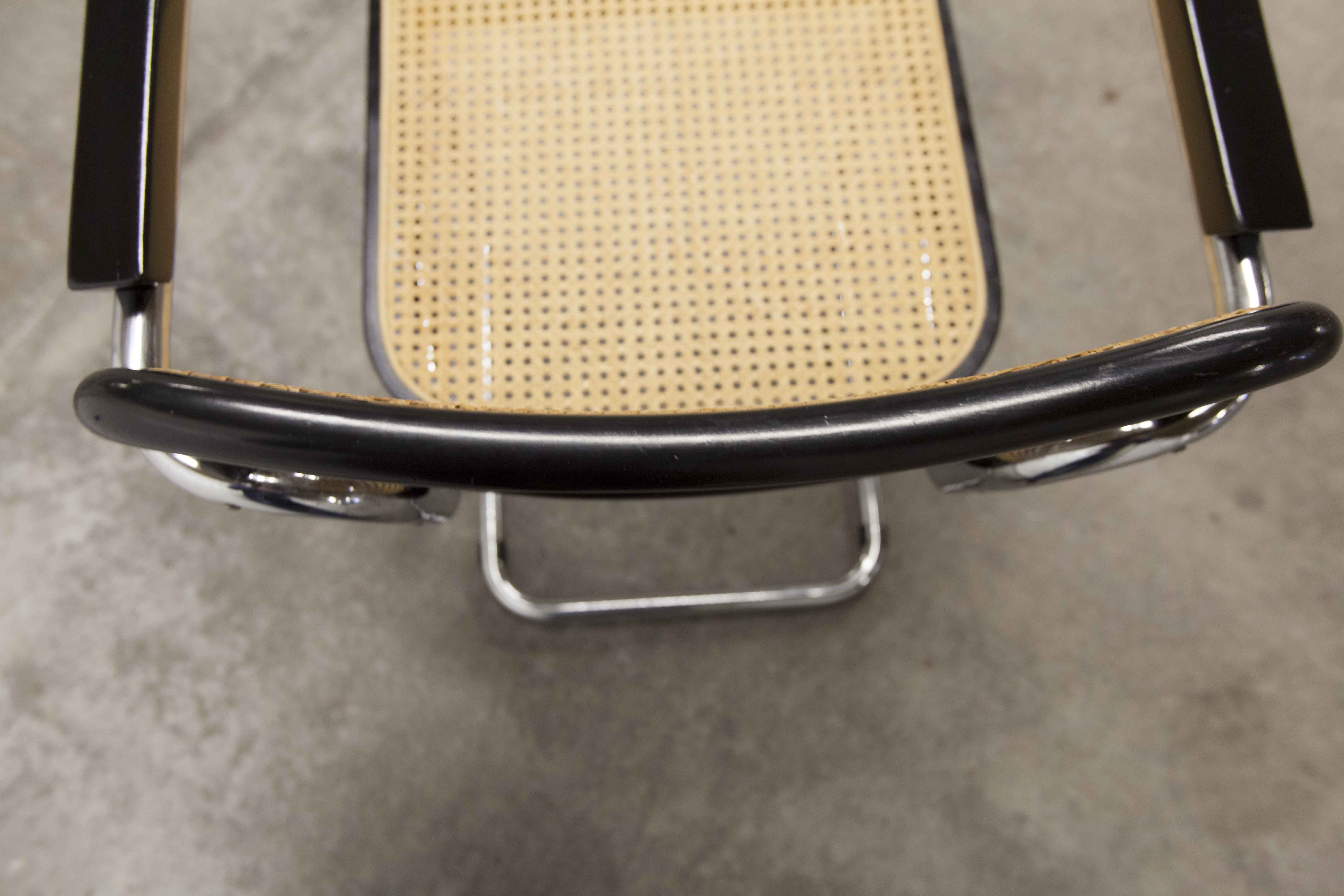 Fauteuil b64 Breuer noir cannage accoudoirs et tampons neufs