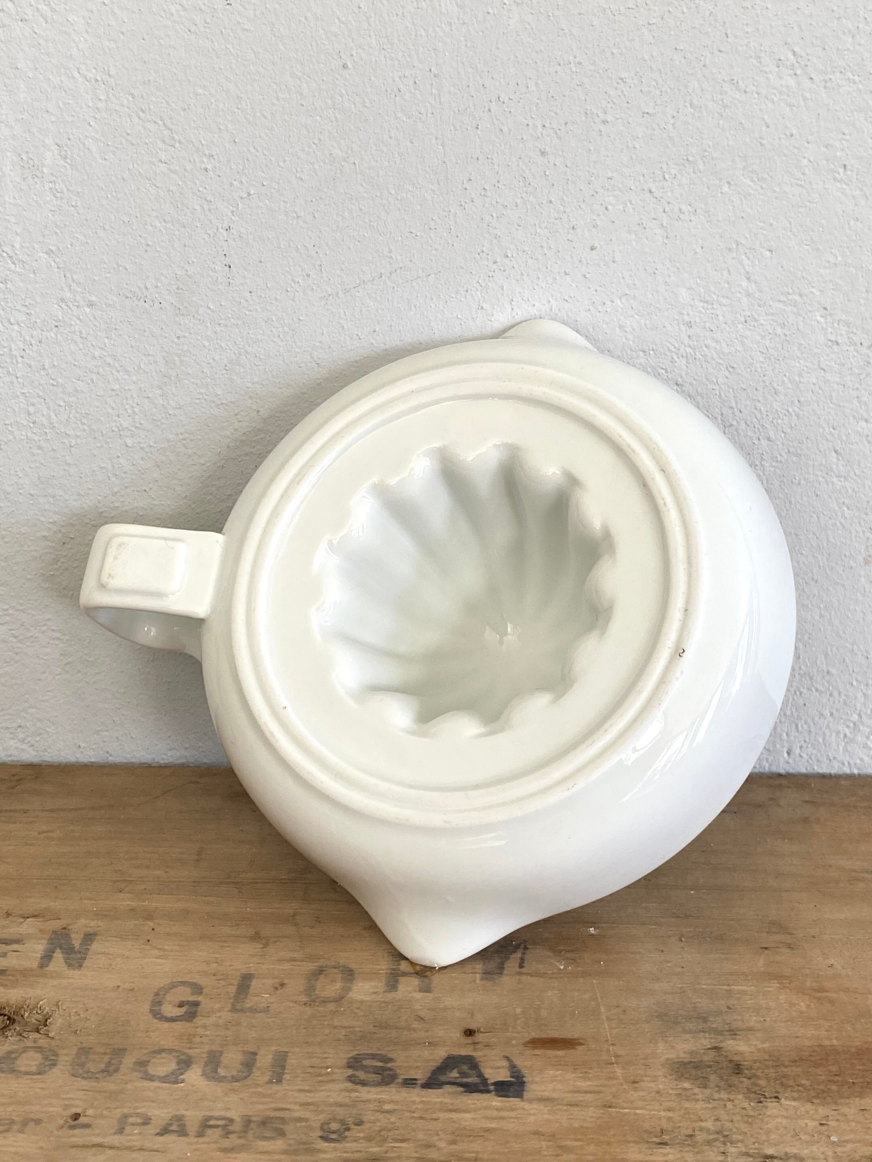 Citrus press with handle, earthenware spouts