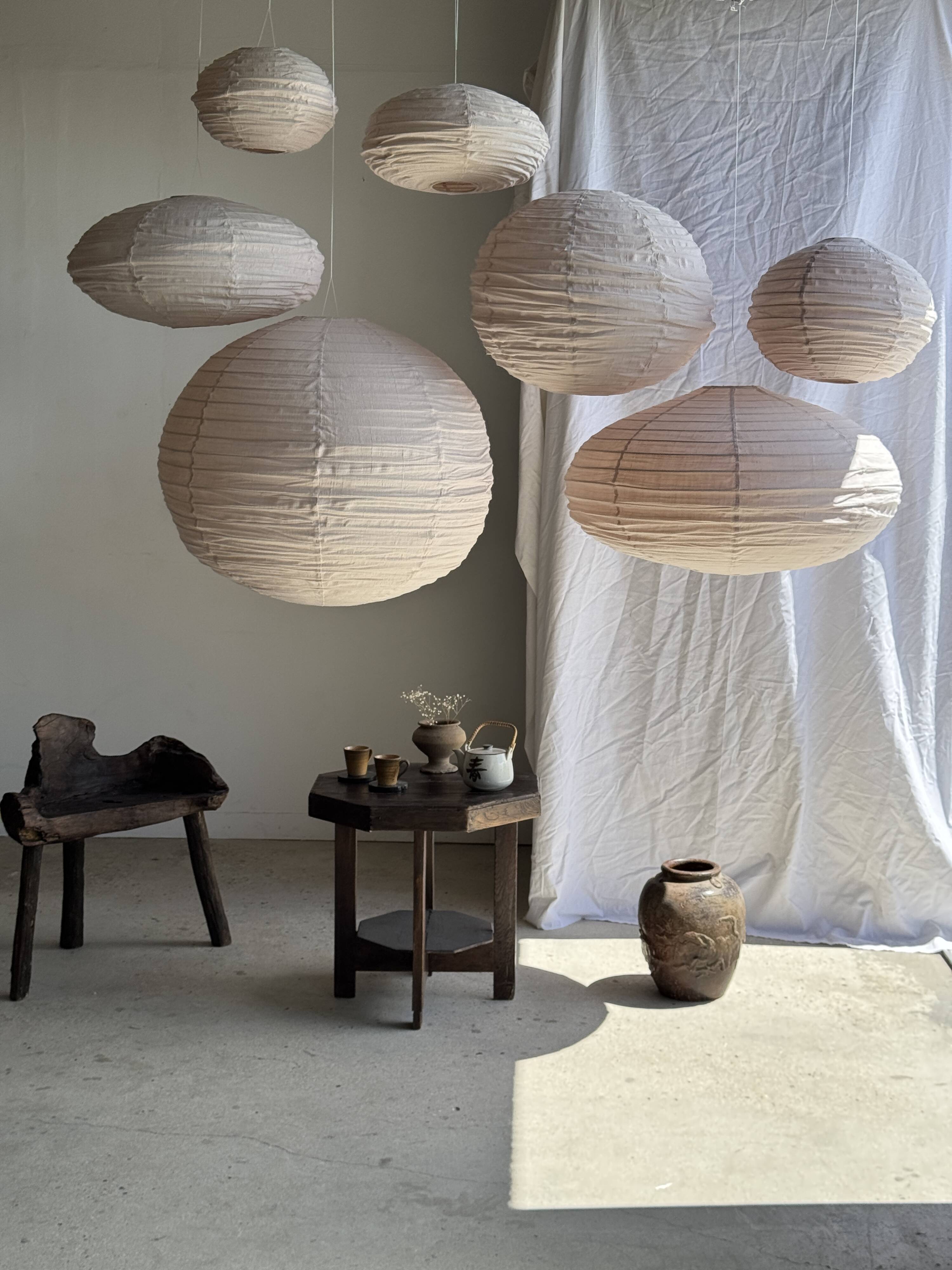 Average suspension in natural rattan and linen, Japanese-style, flattened oval in pink.
