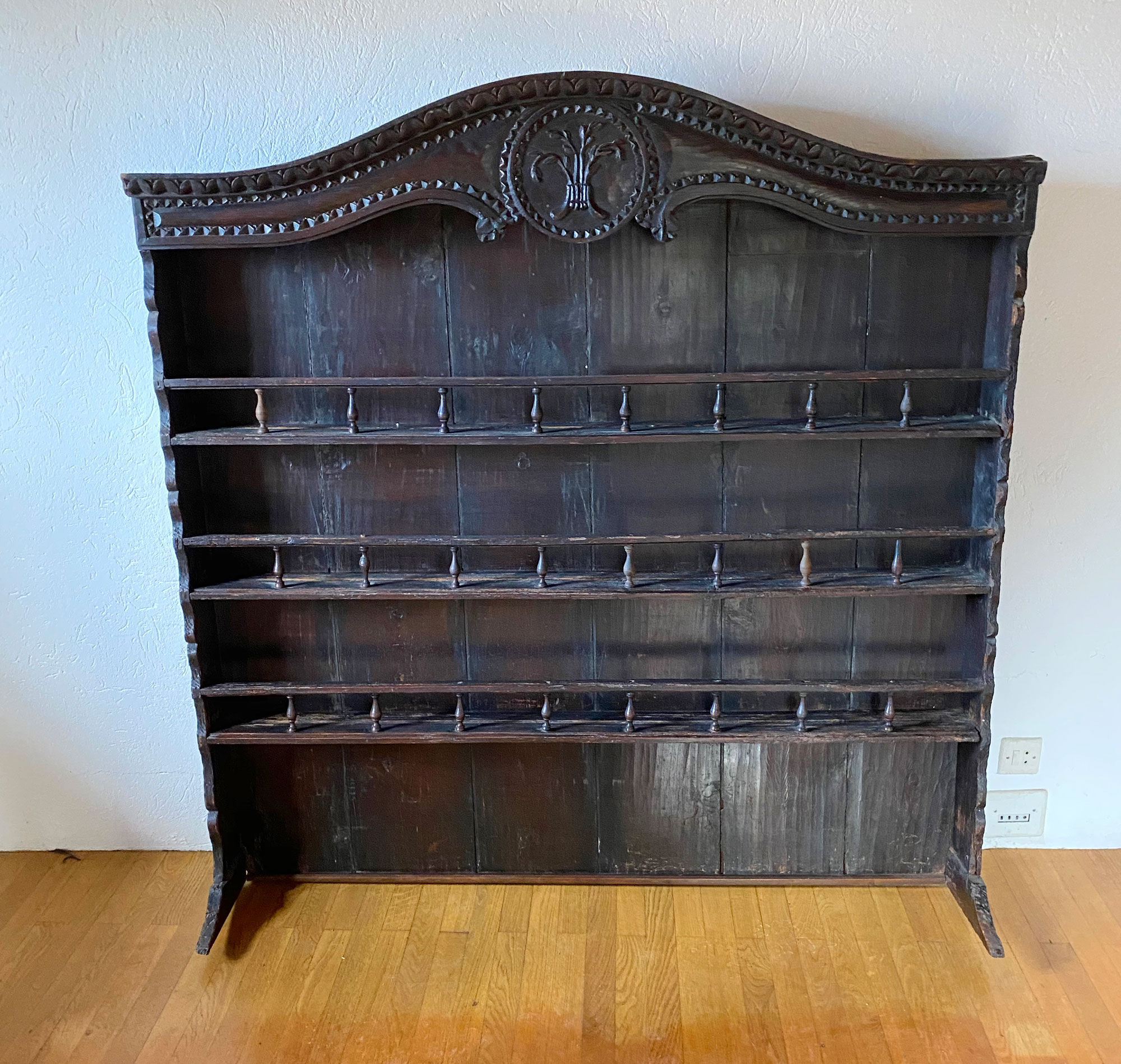 Croess Louis XV in celea carved Queyras