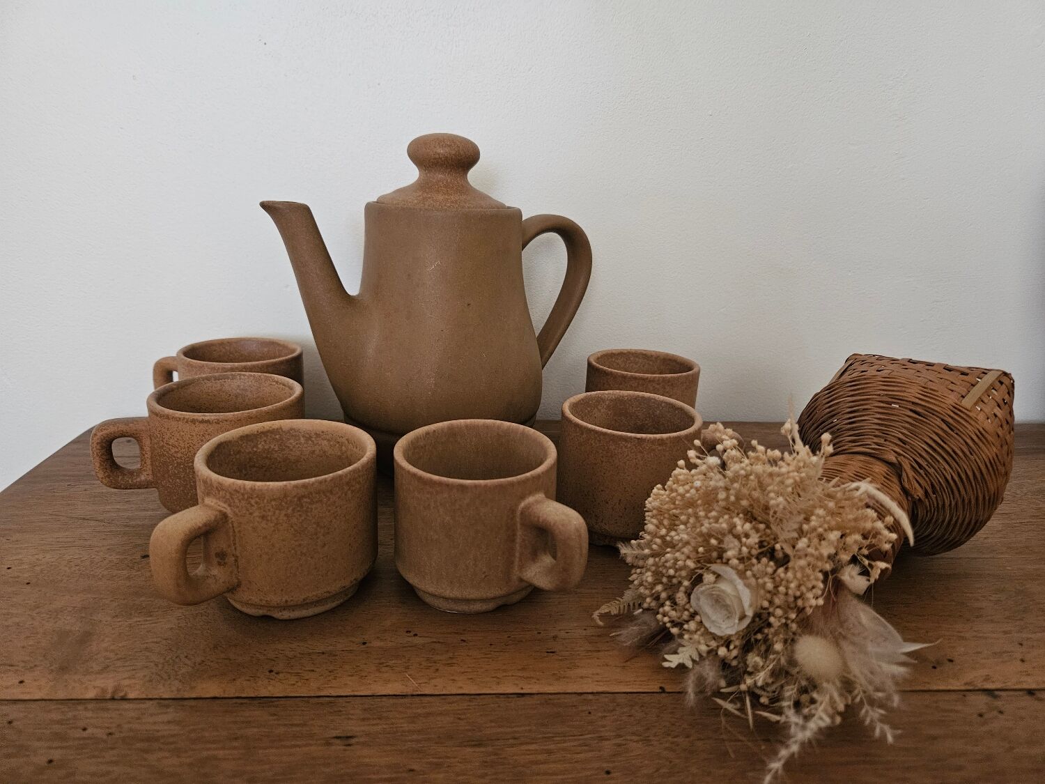 Coffee maker and its 6 stoneware cups