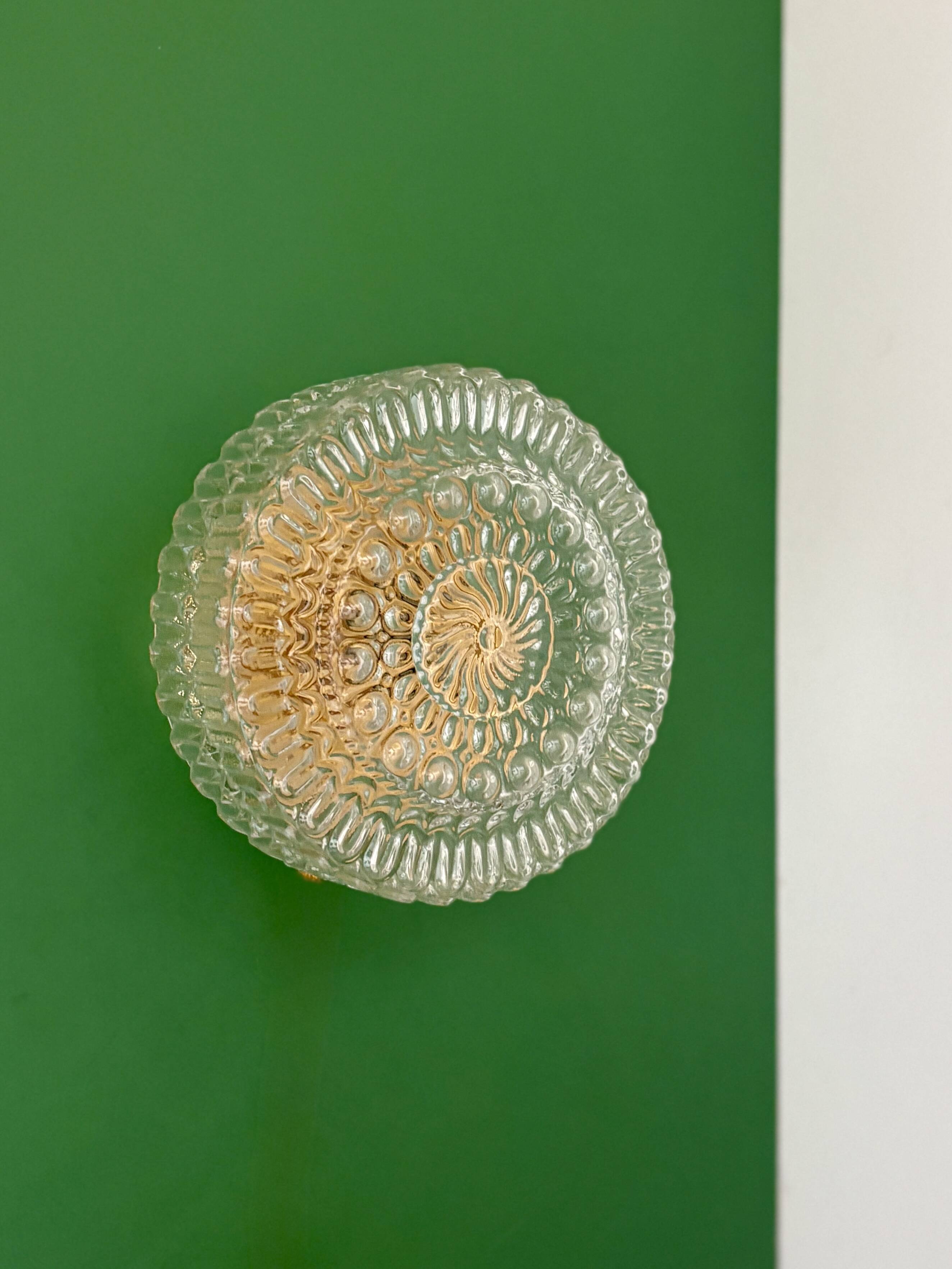 Applique ou plafonnier globe vintage en verre moulé