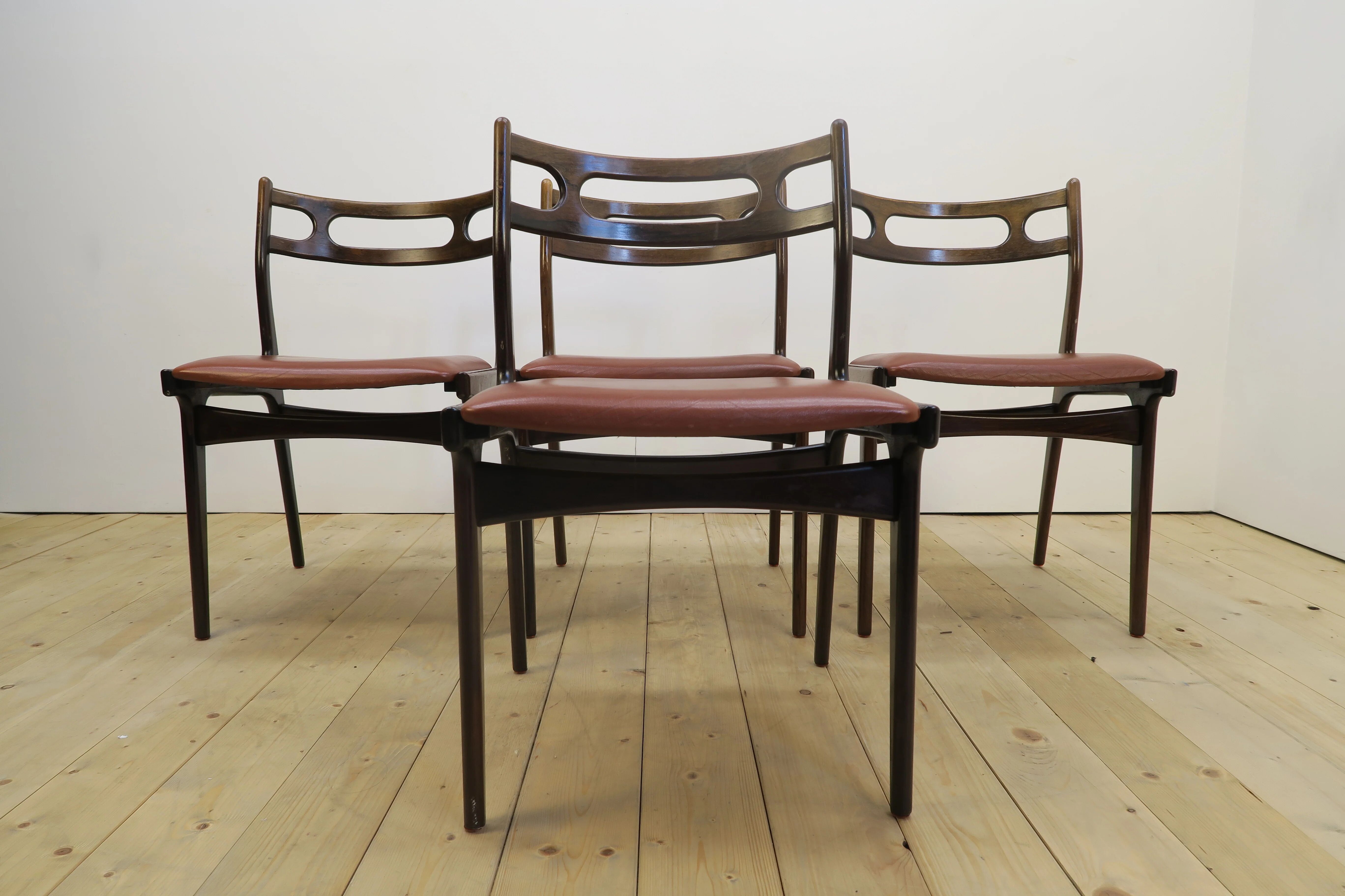 Dining room set in rosewood with table and 4 chairs, 1960s.