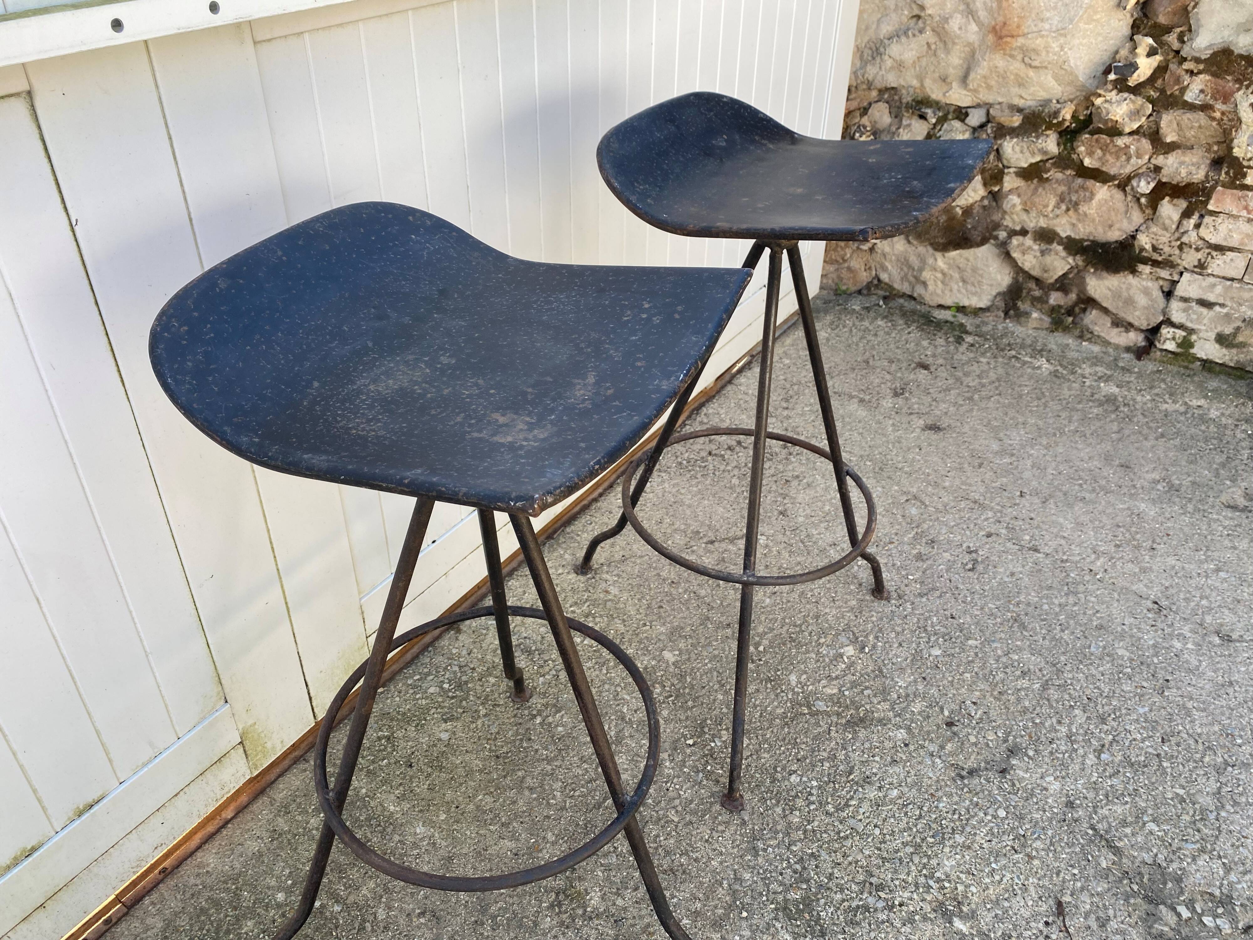 Paire de tabourets de bar pivotants artisanaux en métal de style industriel, 1950