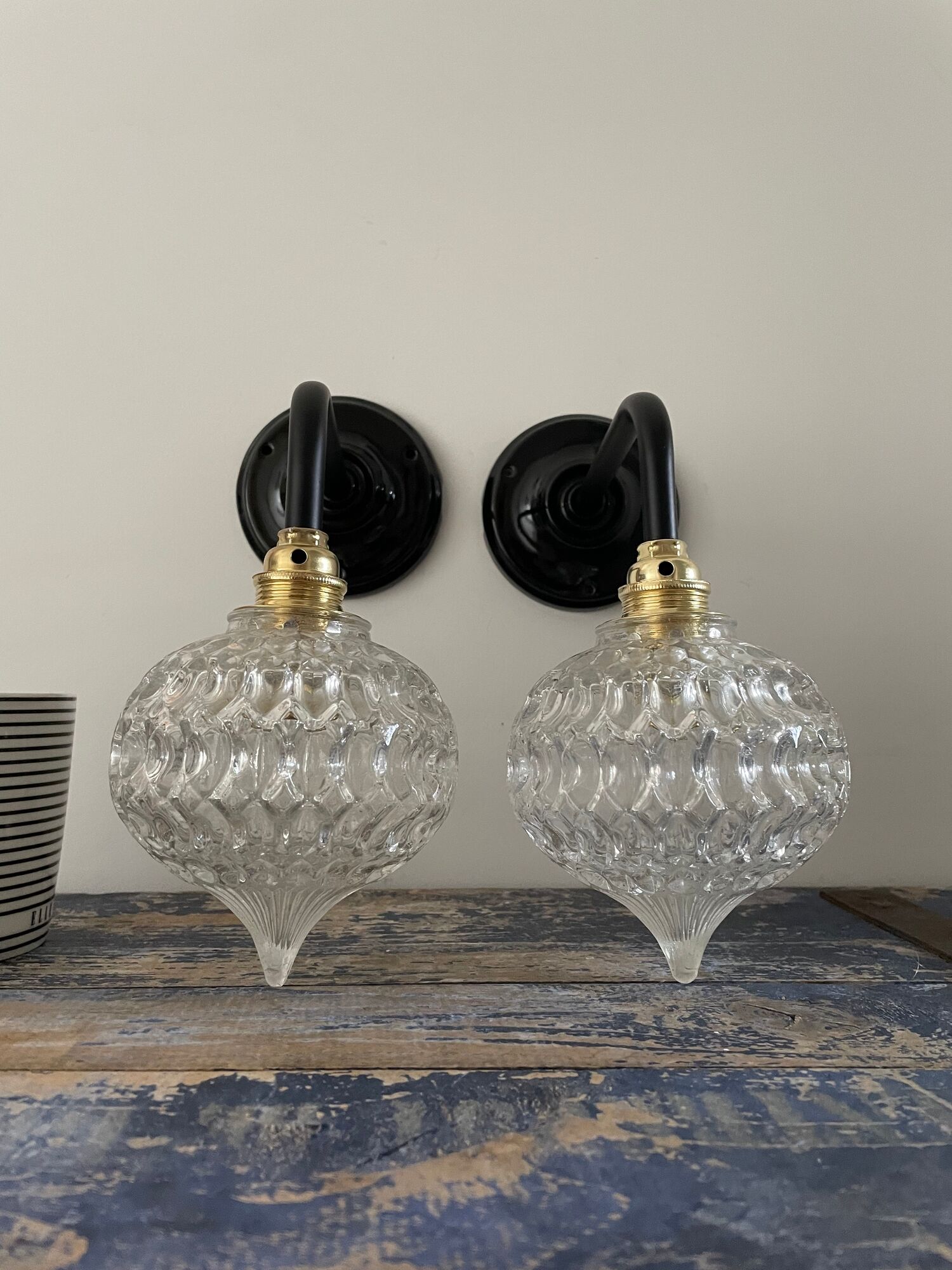 Paire d’appliques vintage en verre ciselé électrifiées à neuf