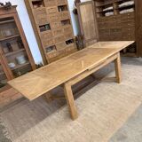 Table with integrated extensions