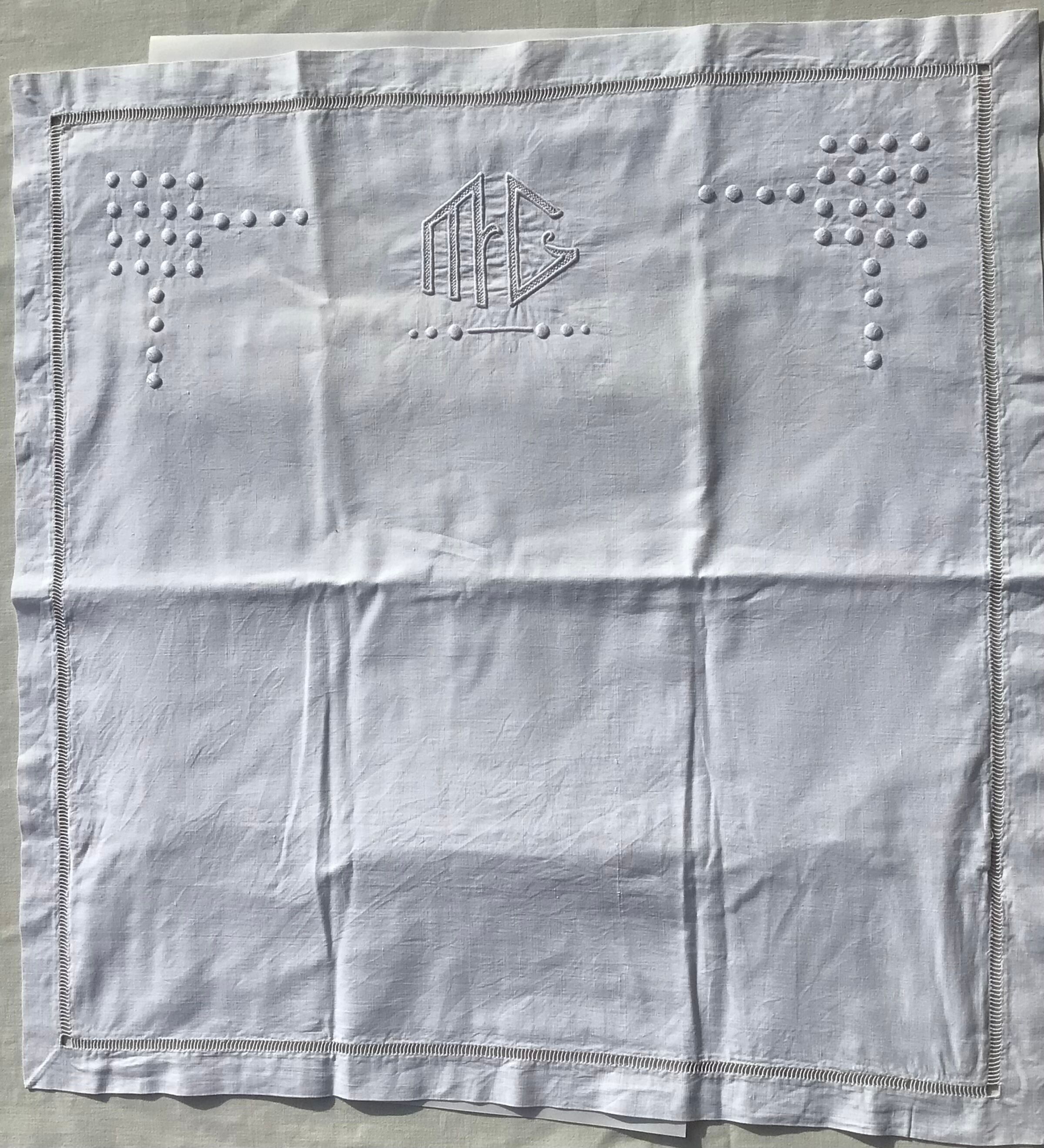 Embroidered pillowcase MC daytime relief pellets Métis scale
