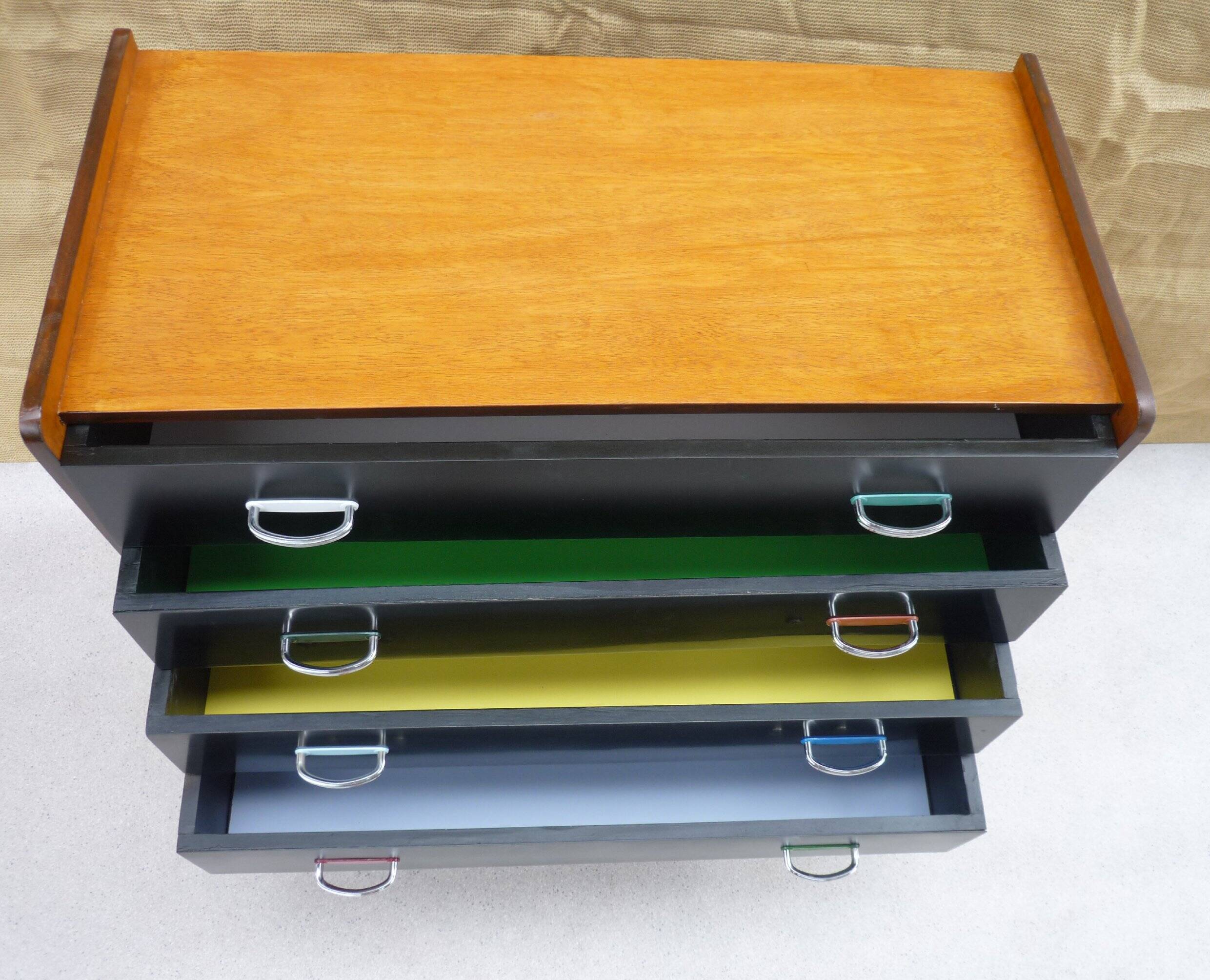 Vintage chest of drawers with 4 drawers