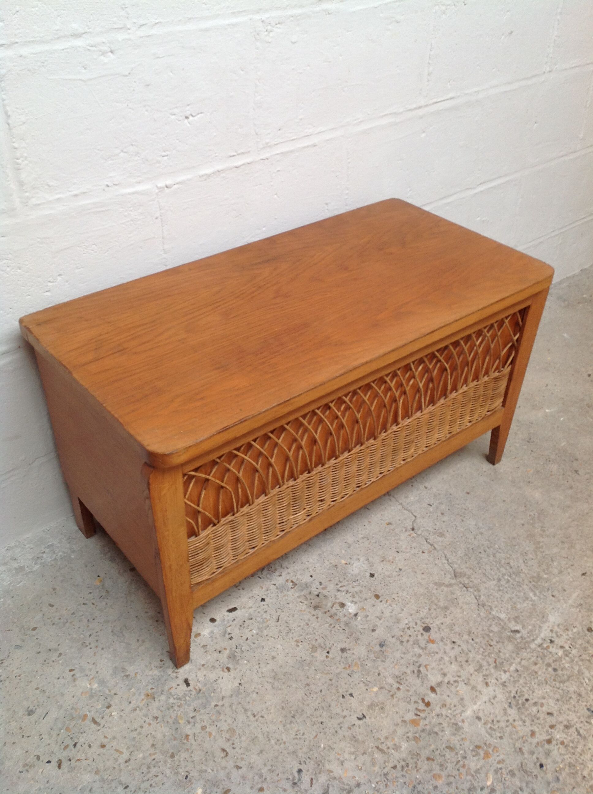 Banc coffre en bois et rotin vintage