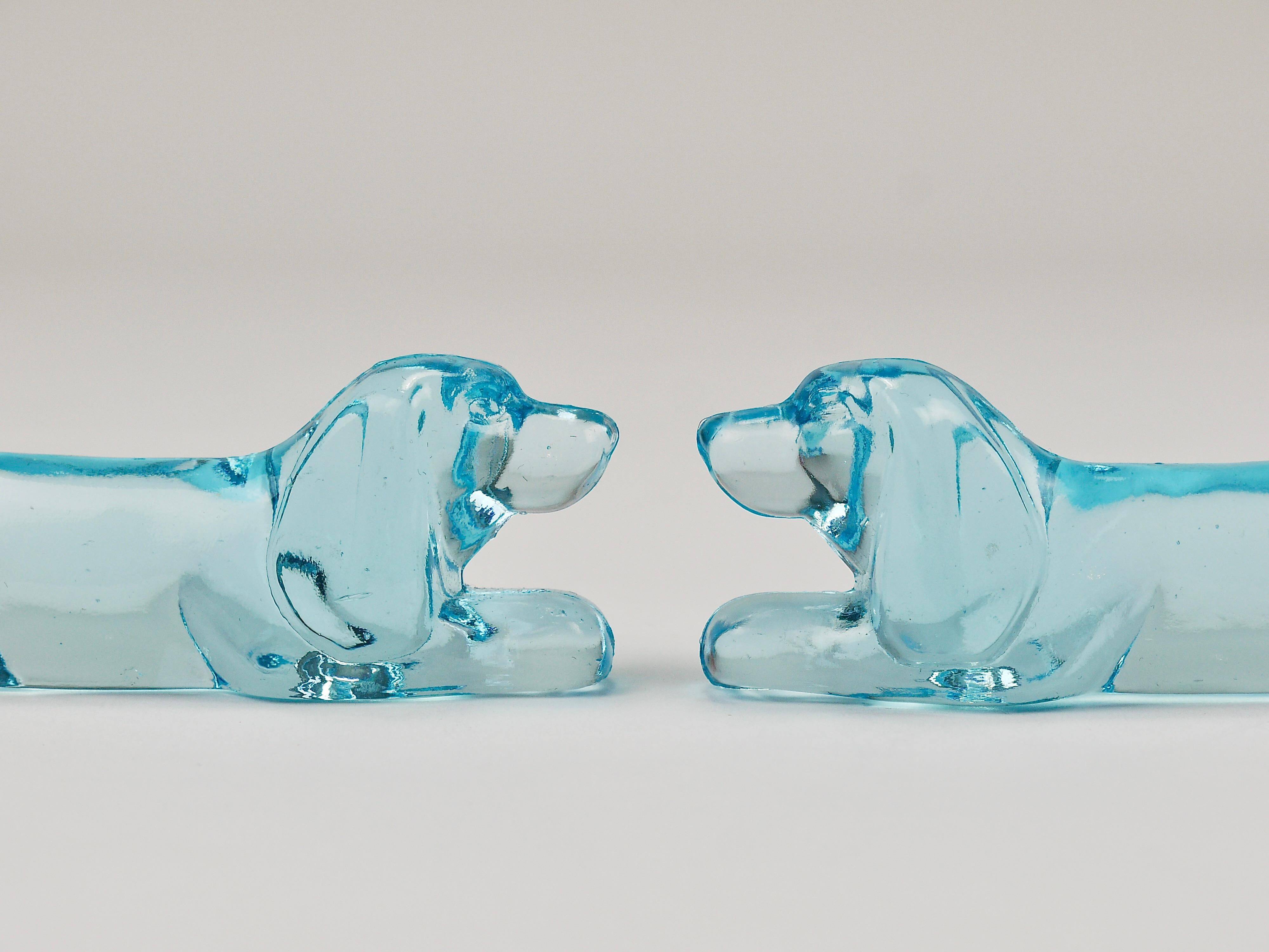 6 repose-couteaux Art déco français en verre bleu clair, années 1930 représentant un teckel ou basset
