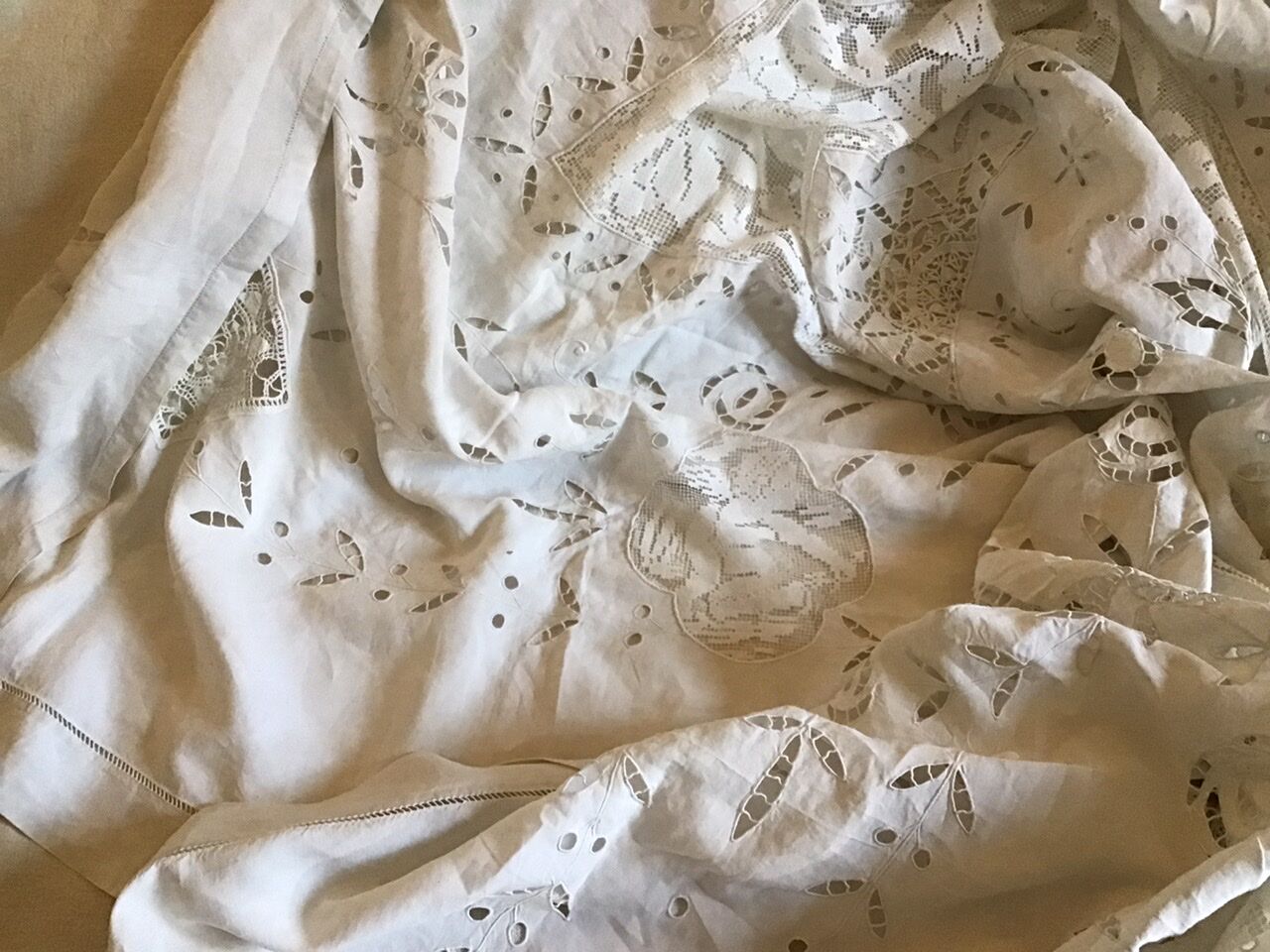 Large ceremonial tablecloth 280x280
