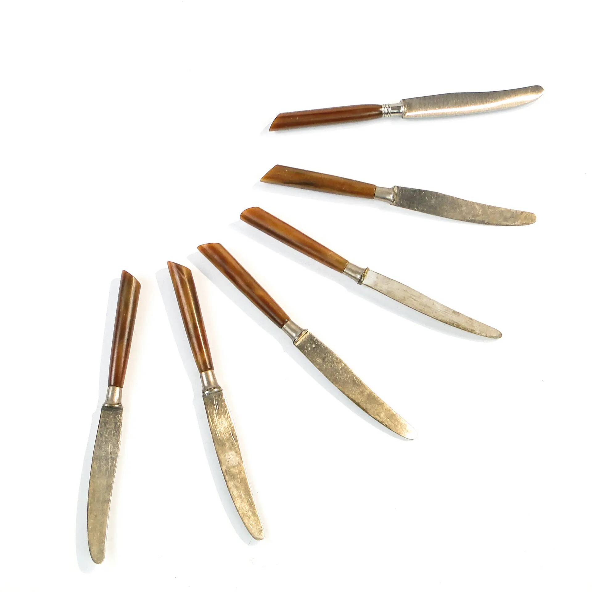 Ensemble de couteaux, style mid-century modern, bakélite marron, Suède, années 1950.