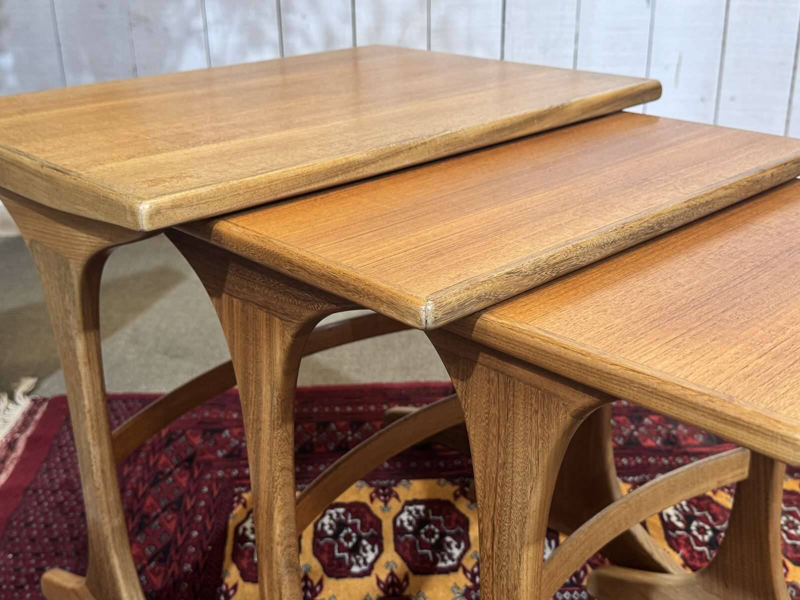 Suite de tables gigognes en teck des années 1970 de la marque GPlan
