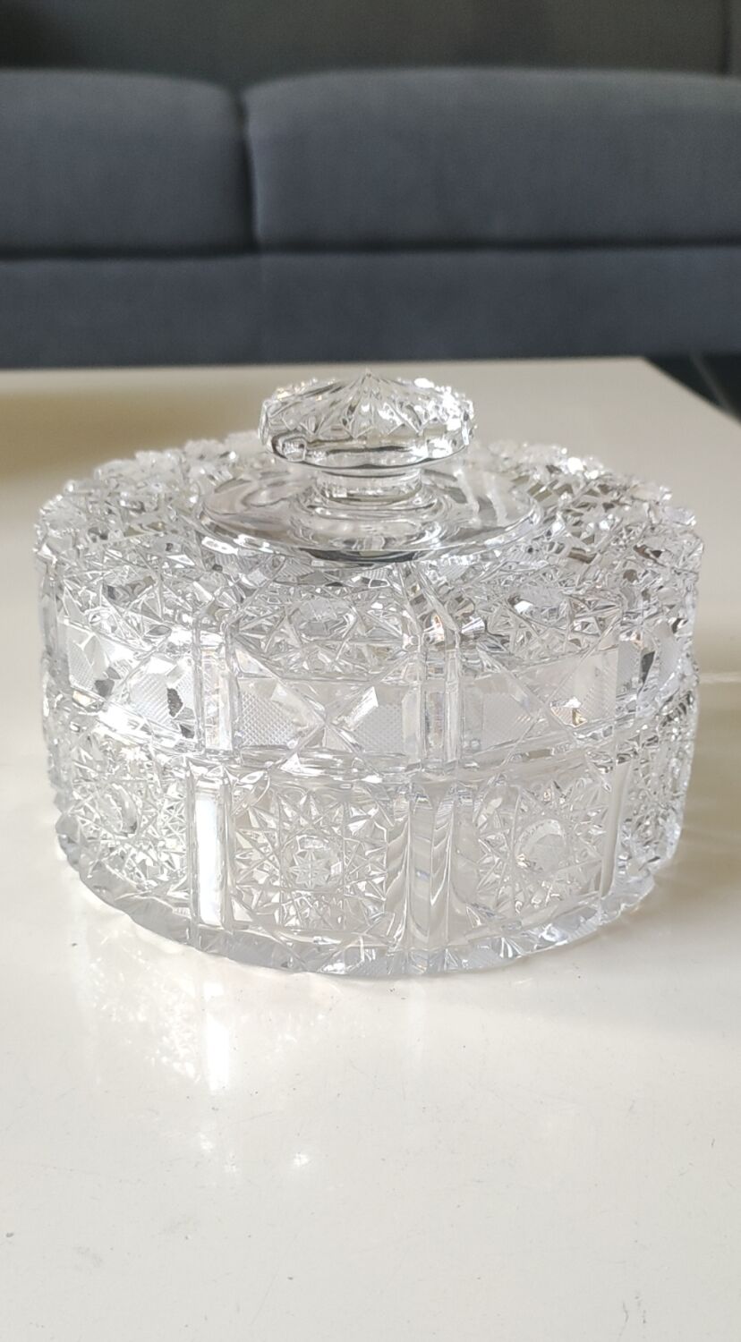 Bonbonnière ronde Cristal Bohème taillé. Motifs étoilés . Diam 15 cm