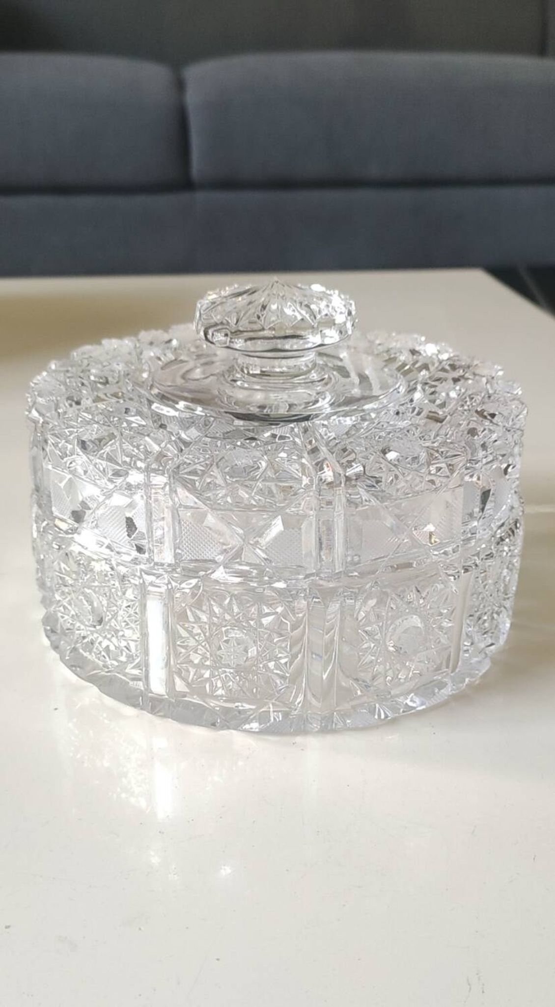 Round crystal bonbonnière, cut Bohemian style. Star patterns. Diameter 15 cm.
