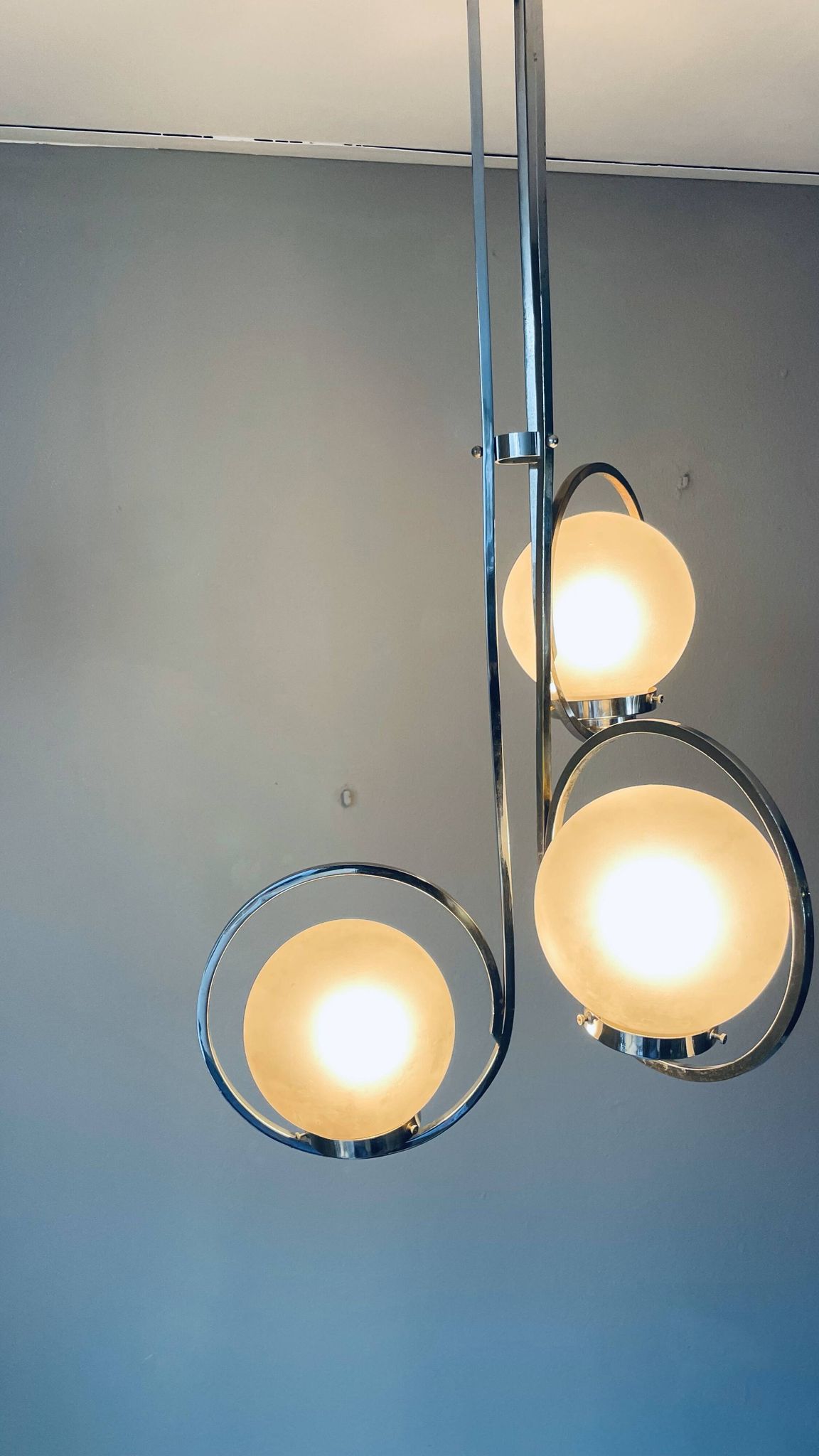 Lampe art déco en argent avec trois abat-jours en forme de sphère