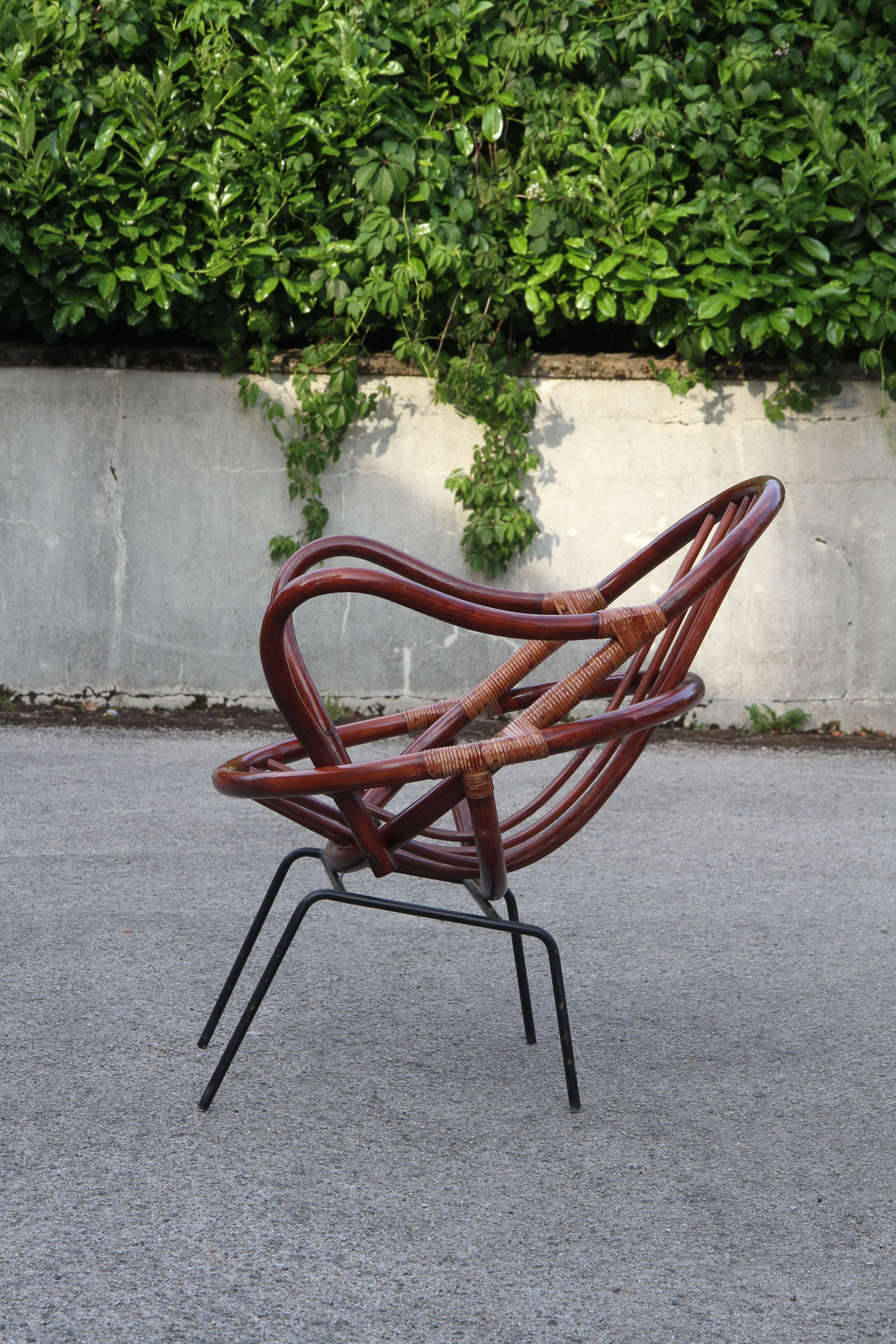 Rattan shell armchair with metal feet