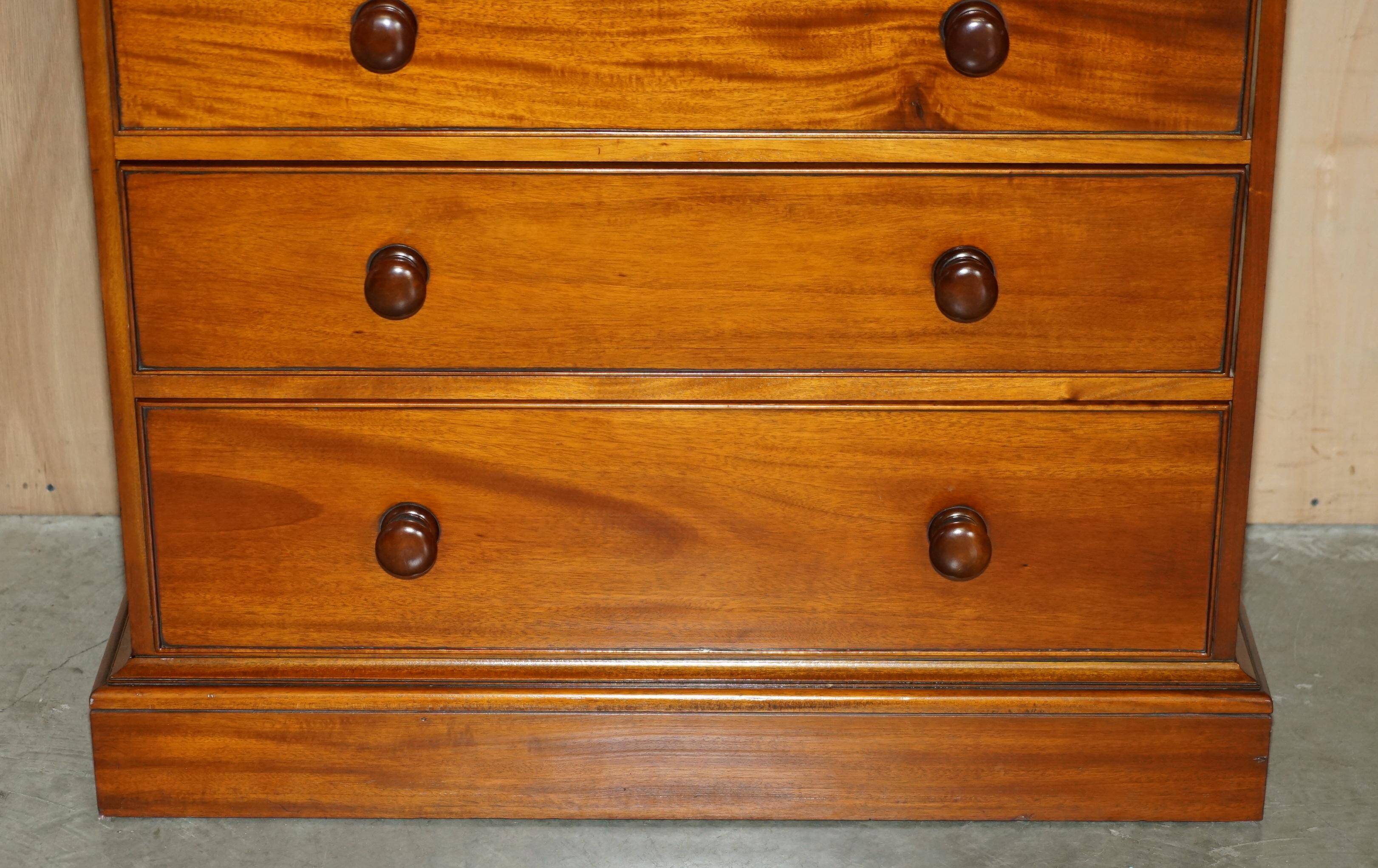 Paire de commodes vintage en acajou flammé