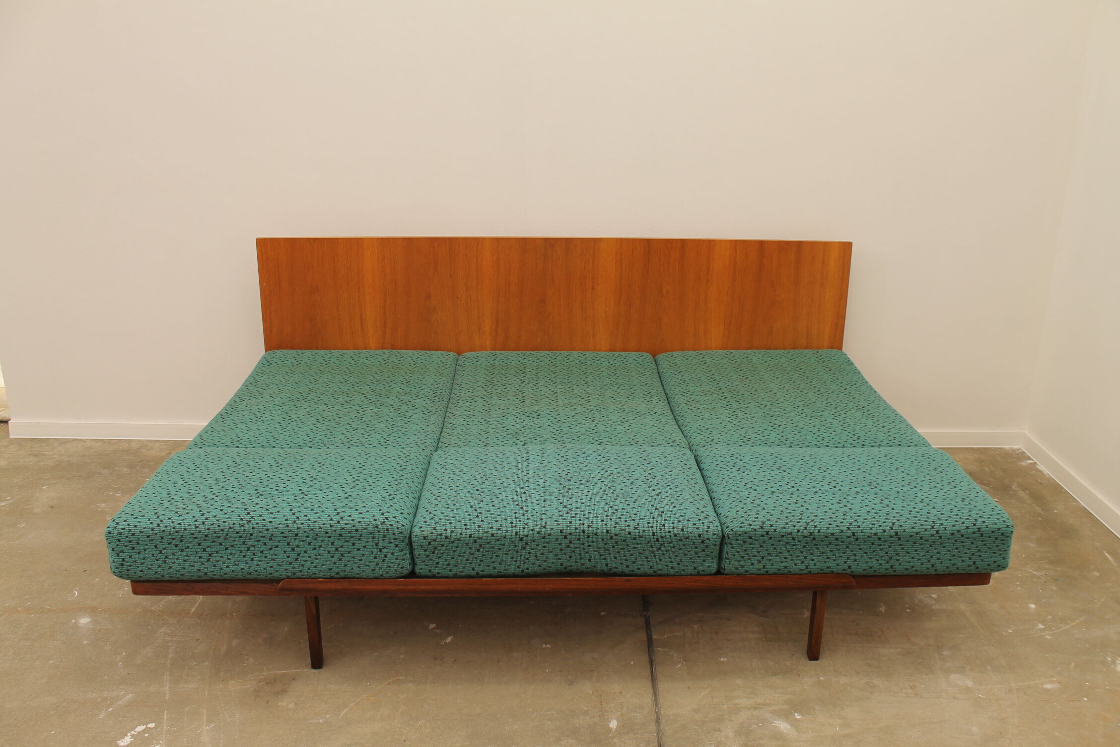 Mid century sofabed in walnut by jindrich halabala for up zavody, 1950´s