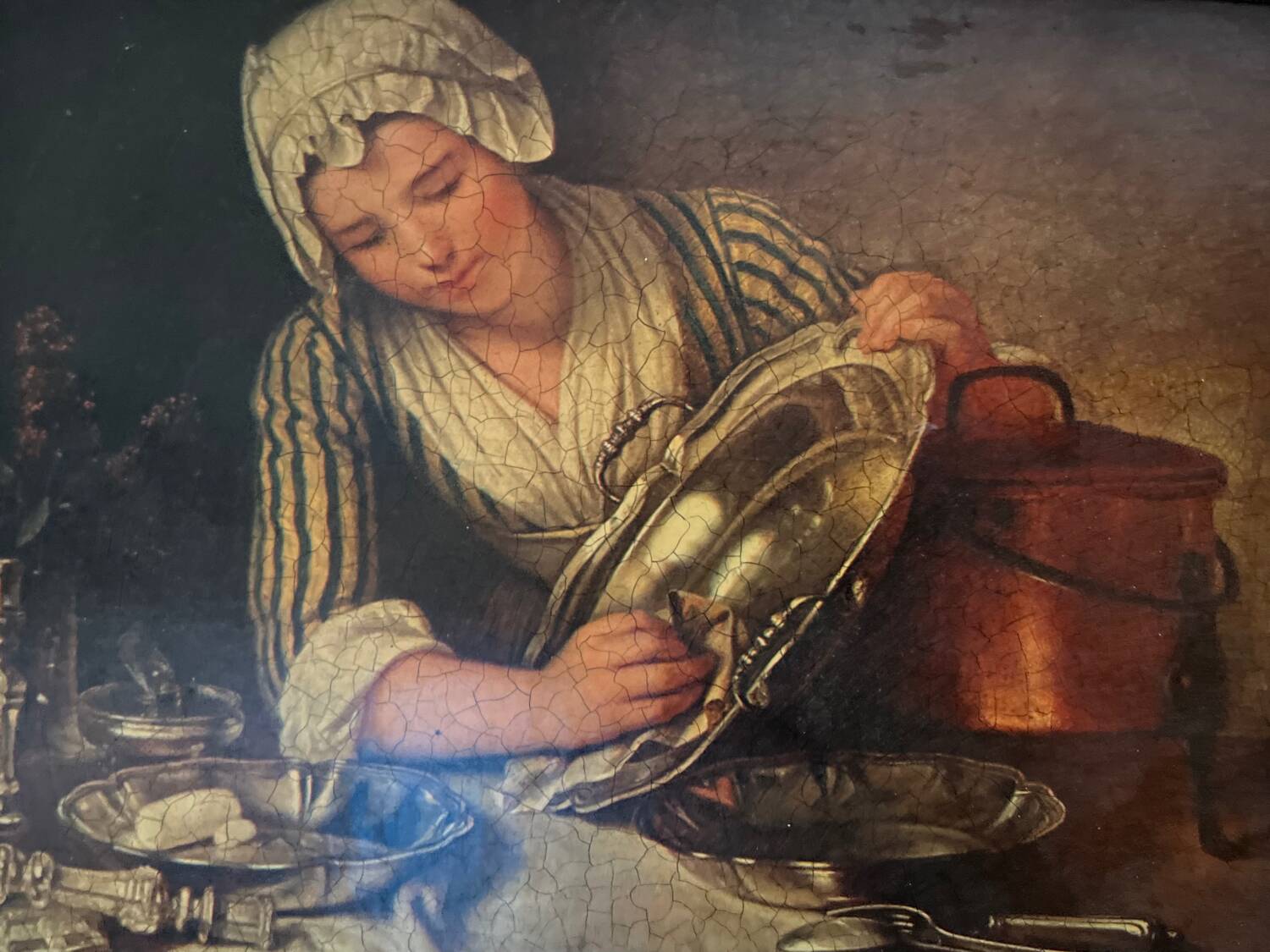 Tableau : huile sur toile d’une ménagère astiquant l’argenterie